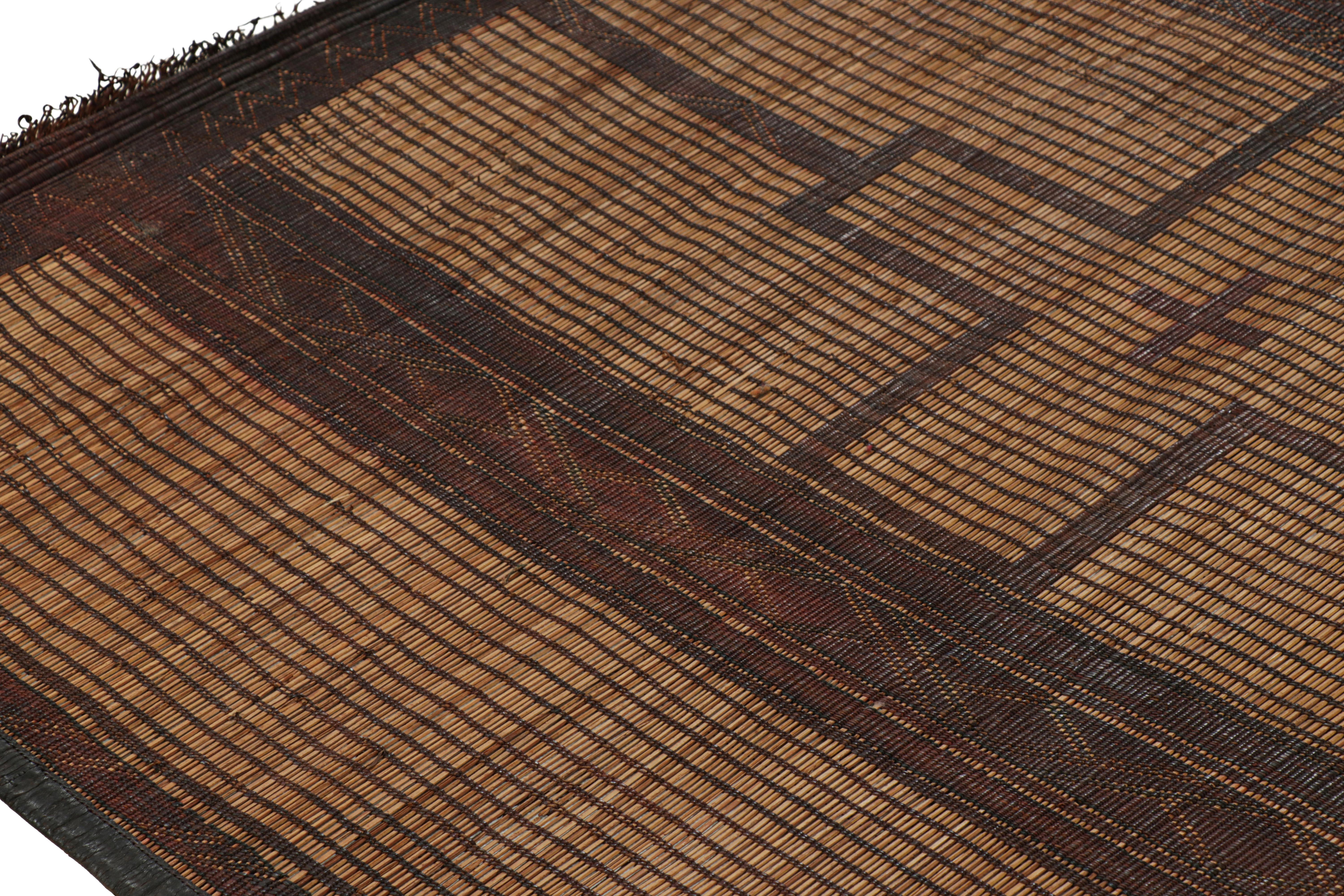 Marokkanische Tuareg-Matte in Beige, mit geometrischen Mustern, von Rug & Kilim (Leder) im Angebot