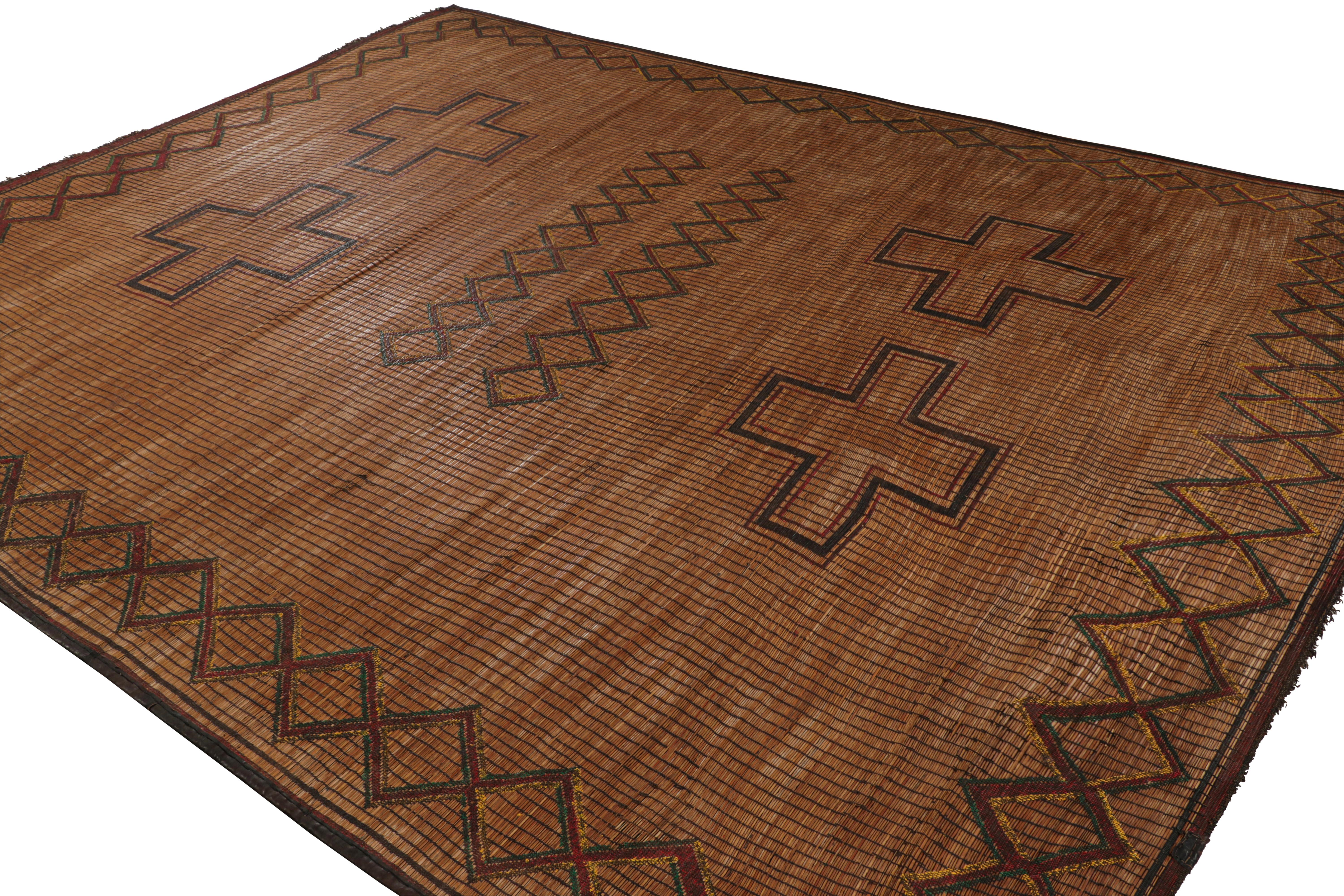 Alfombrilla Tuareg marroquí vintage en marrón, con motivos geométricos, de Rug & Kilim Tejido a mano en venta