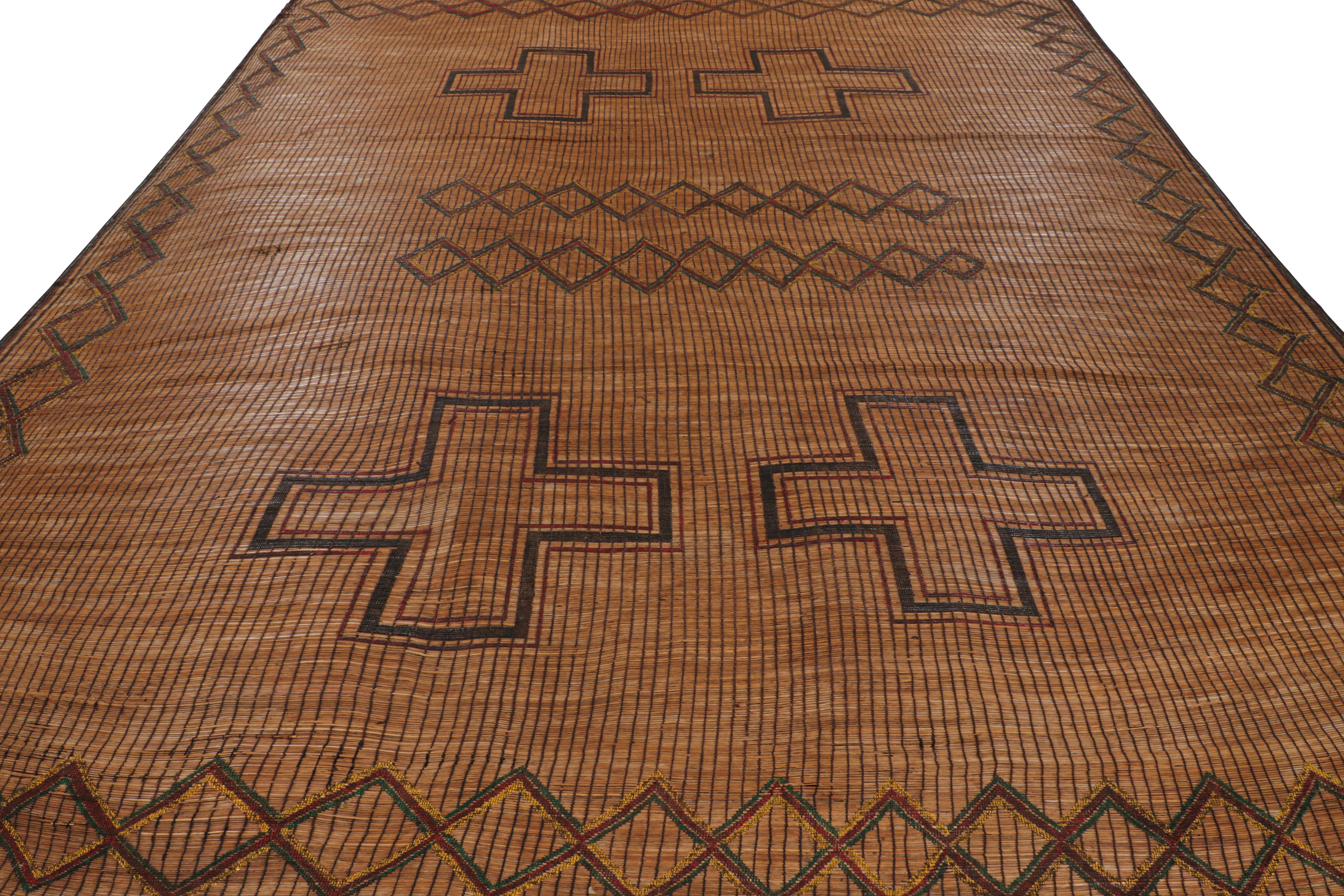 Alfombrilla Tuareg marroquí vintage en marrón, con motivos geométricos, de Rug & Kilim en Bueno estado para la venta en Long Island City, NY