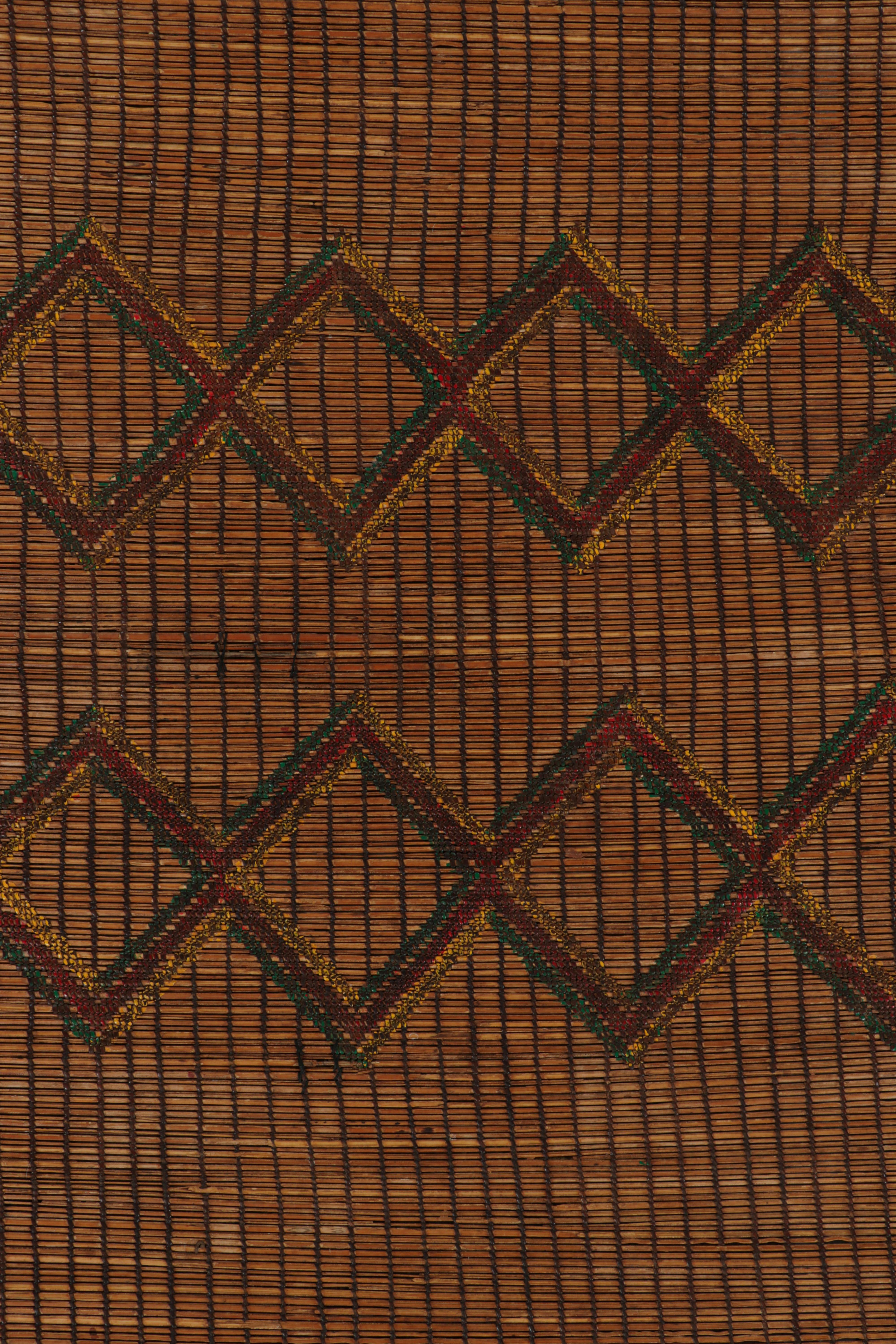 Alfombrilla Tuareg marroquí vintage en marrón, con motivos geométricos, de Rug & Kilim Cuero en venta