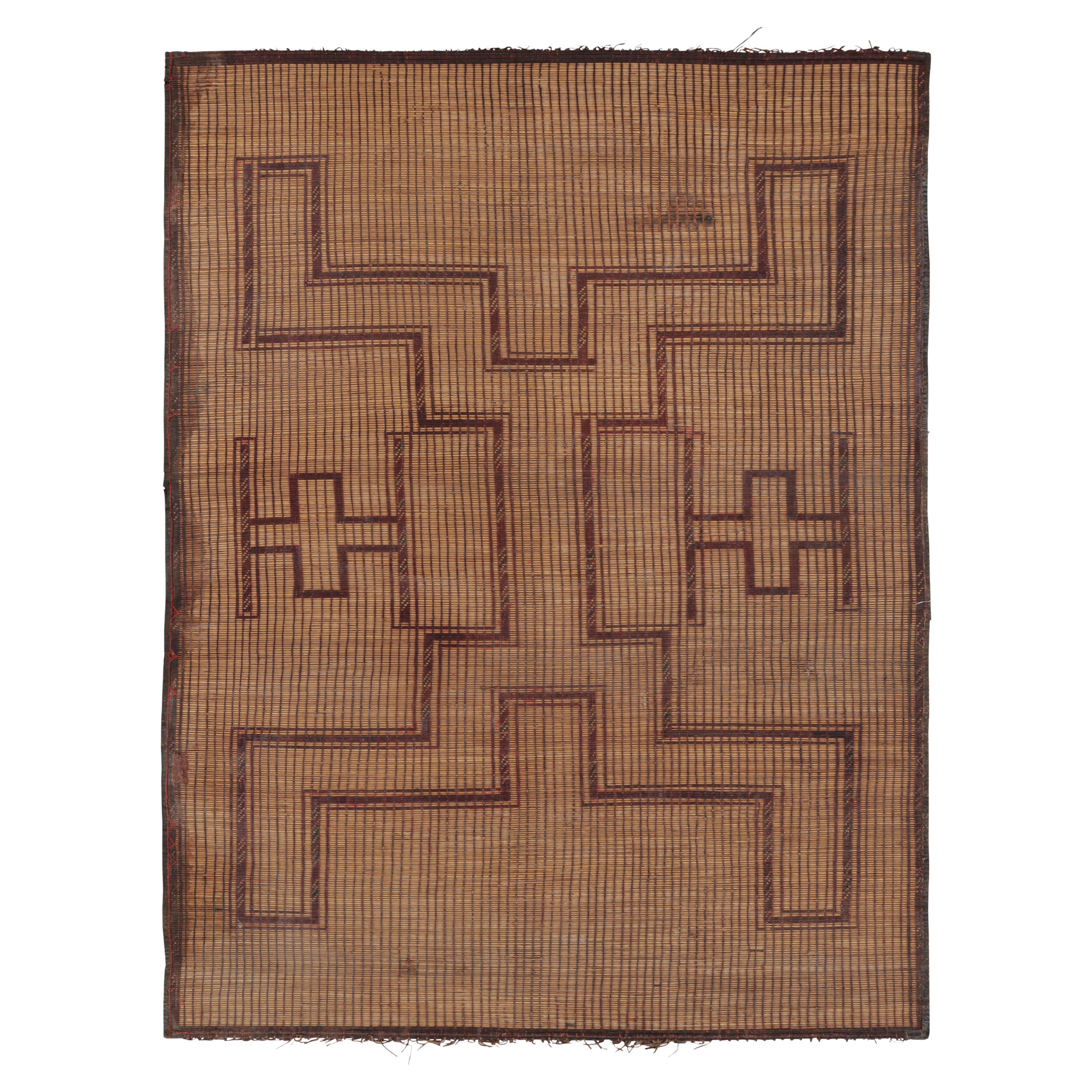 Tapis touareg marocain vintage en Brown, avec motifs géométriques, de Rug & Kilim