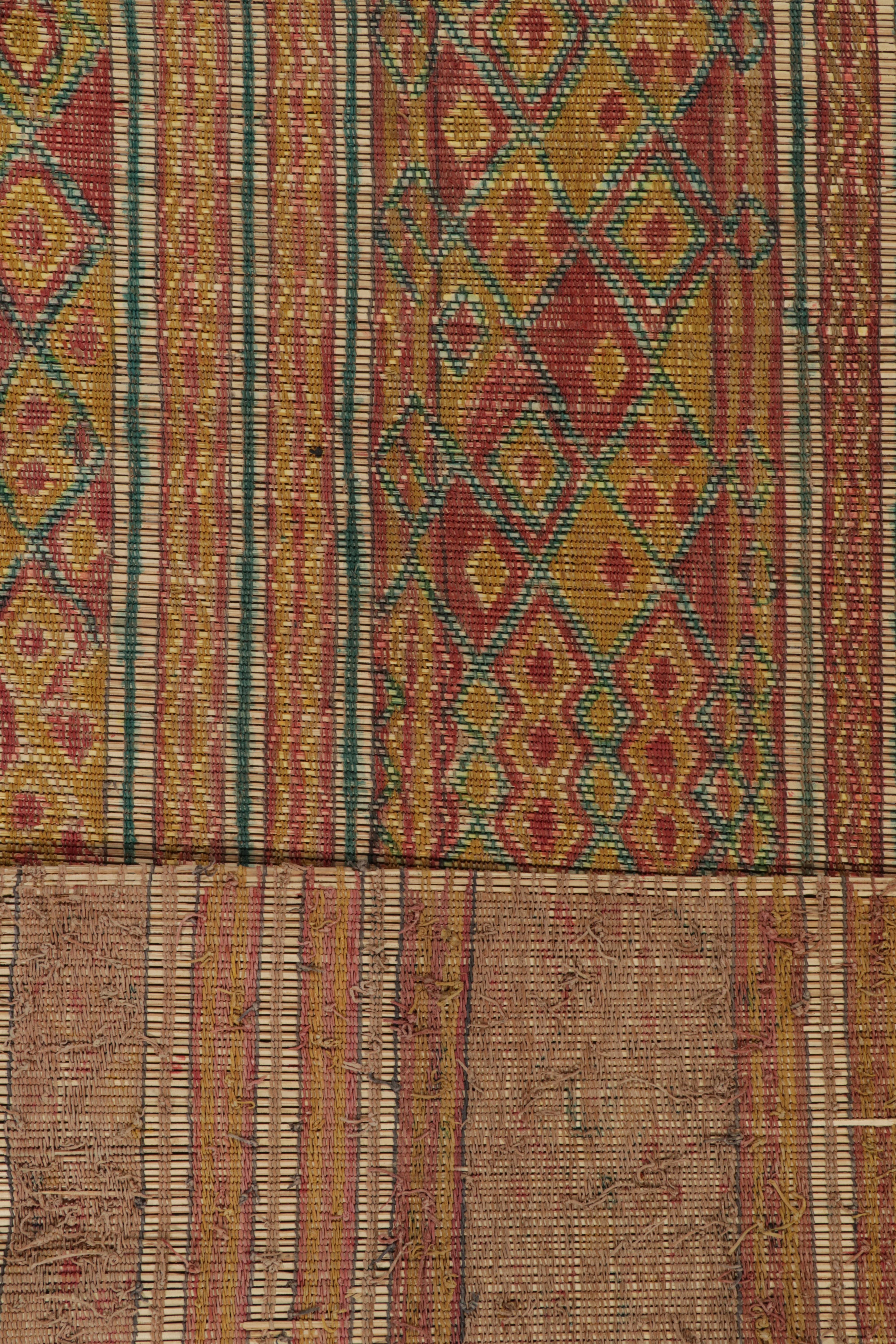 Marokkanischer Tuareg-Teppich im Vintage-Stil mit goldenen, grünen und roten geometrischen Mustern im Zustand „Gut“ im Angebot in Long Island City, NY