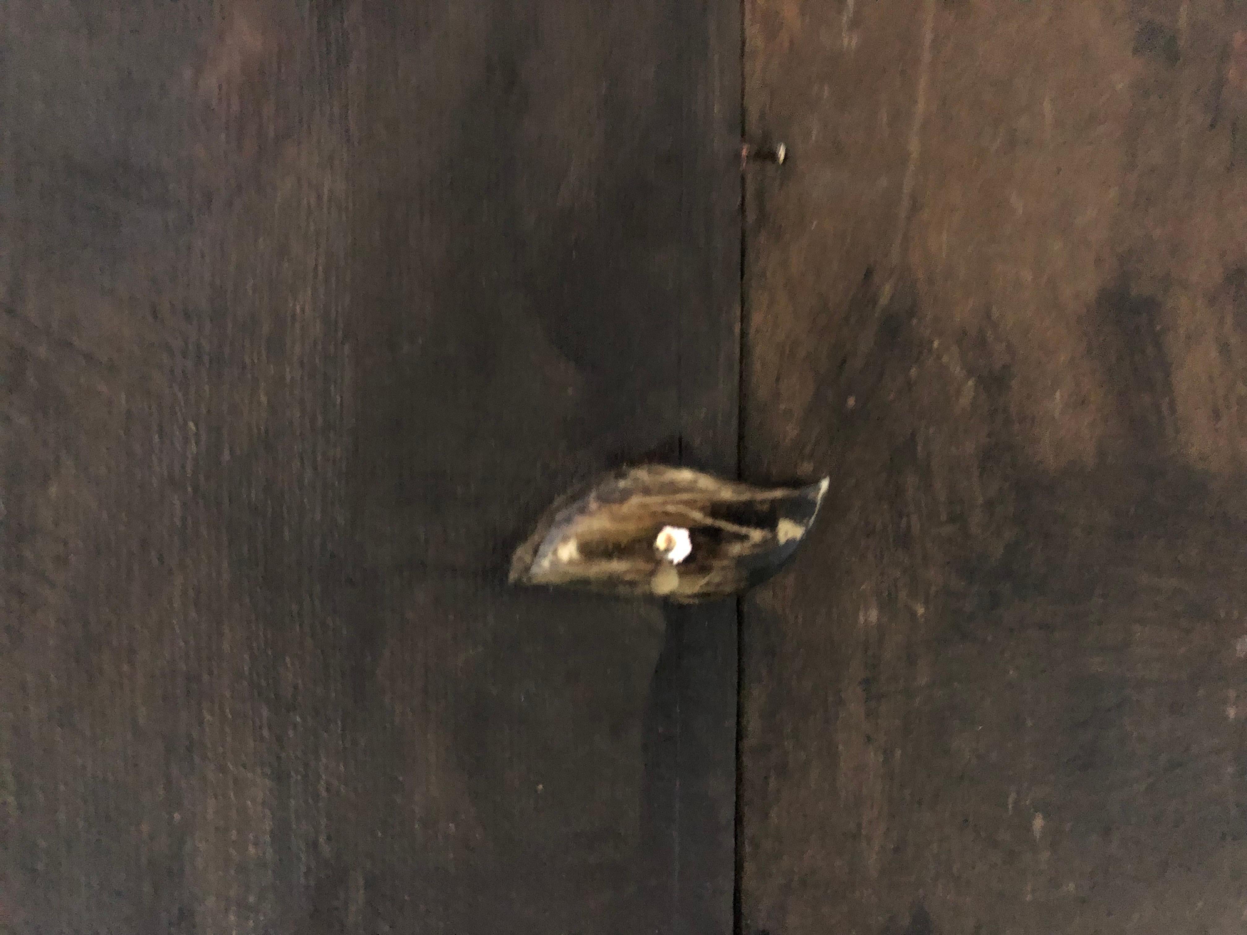 Espejo de pared o tocador arqueado marroquí vintage hecho a mano con incrustaciones de latón en venta 8