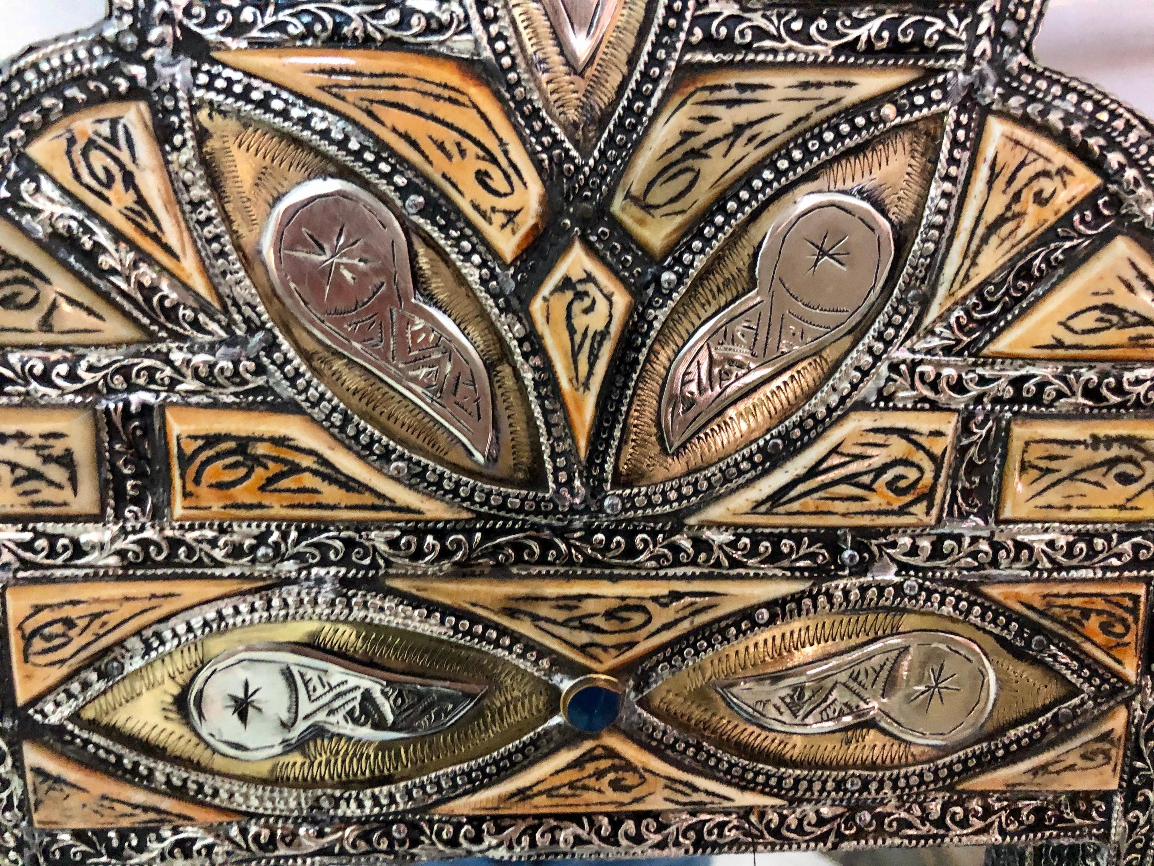 Espejo de pared o tocador arqueado marroquí vintage hecho a mano con incrustaciones de latón Morisco en venta