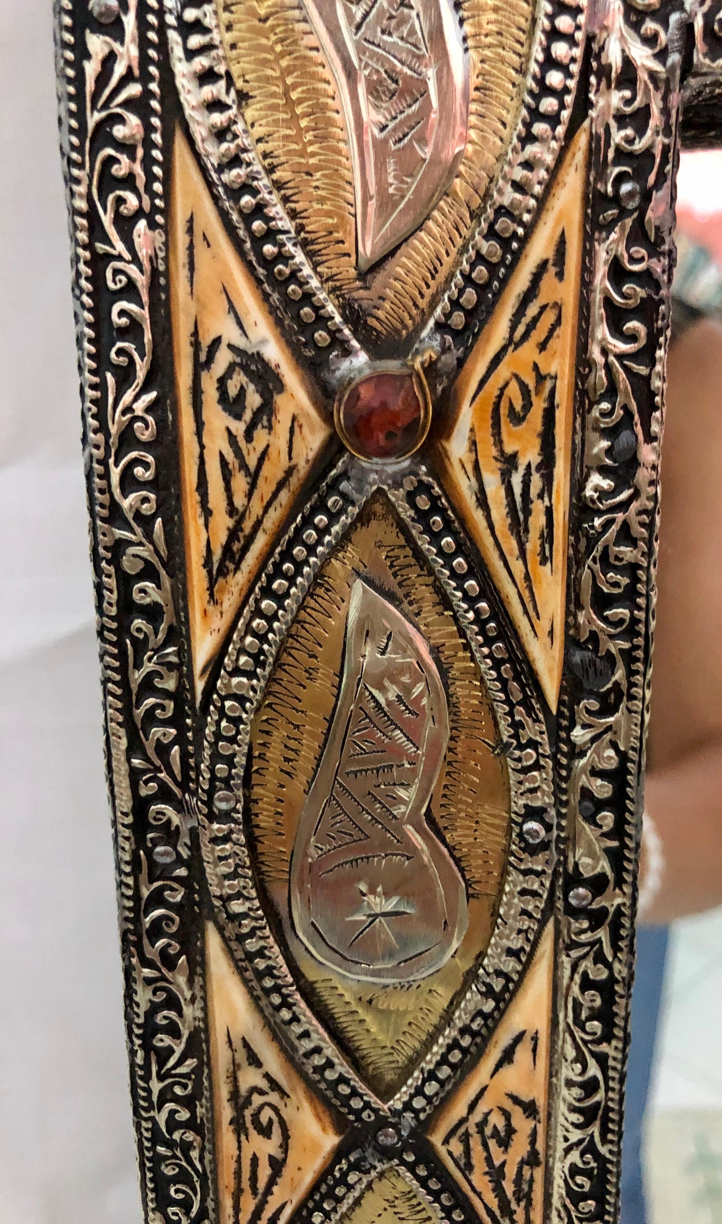 Espejo de pared o tocador arqueado marroquí vintage hecho a mano con incrustaciones de latón finales del siglo XX en venta