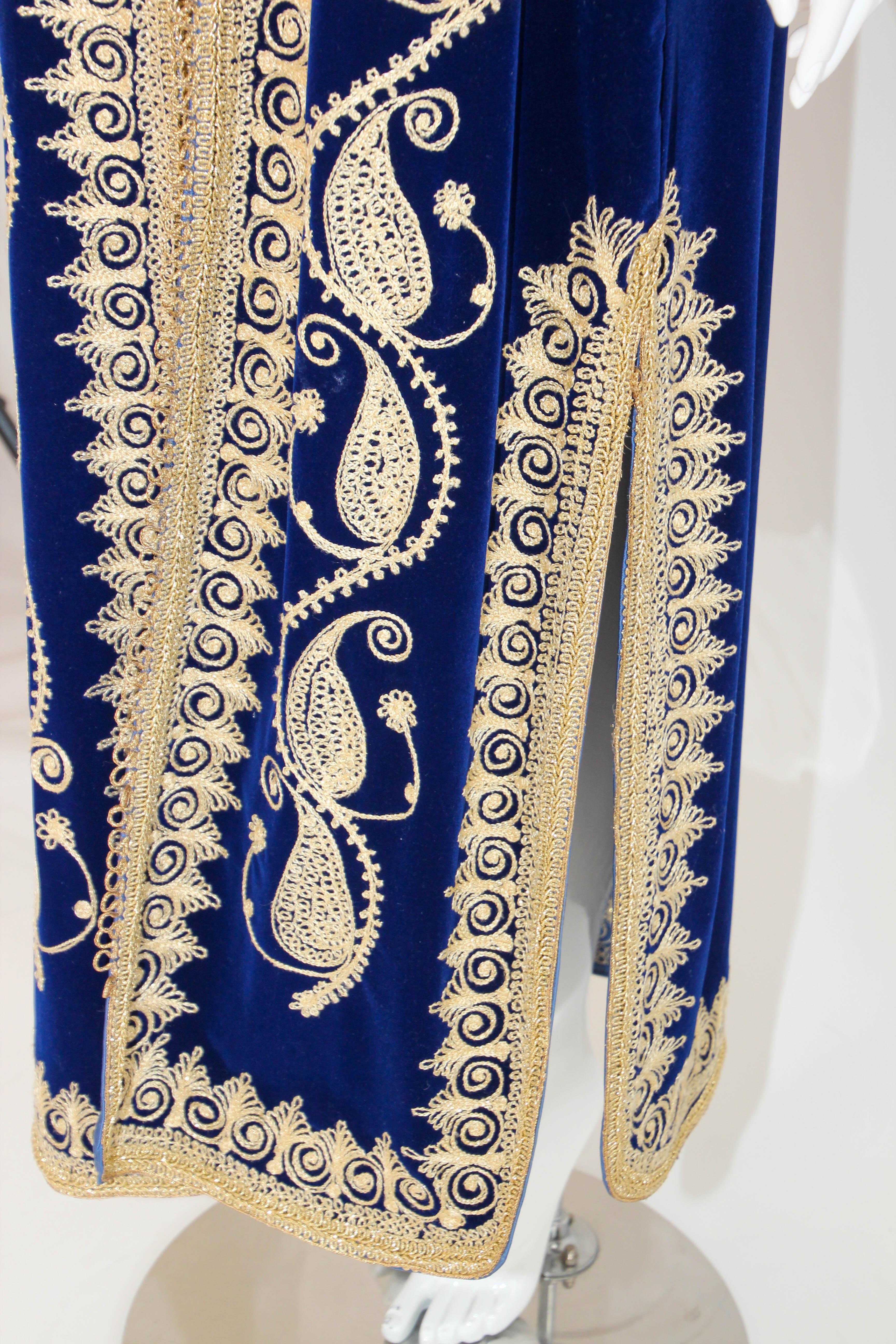 Vintage Moroccan Velvet Kaftan Blue and Gold Embroidered Caftan 1960's For Sale 4