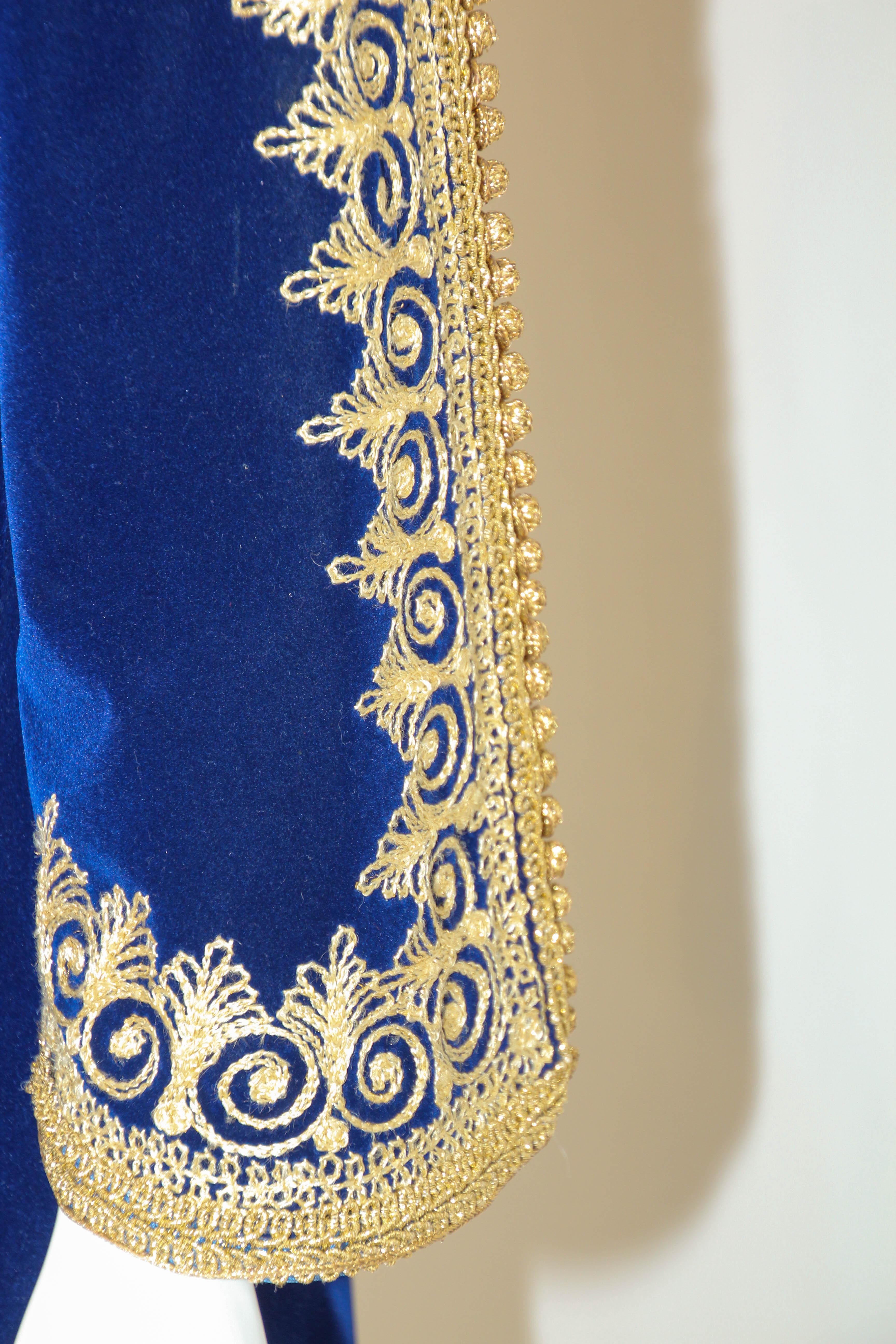 Vintage Moroccan Velvet Kaftan Blue and Gold Embroidered Caftan 1960's For Sale 6