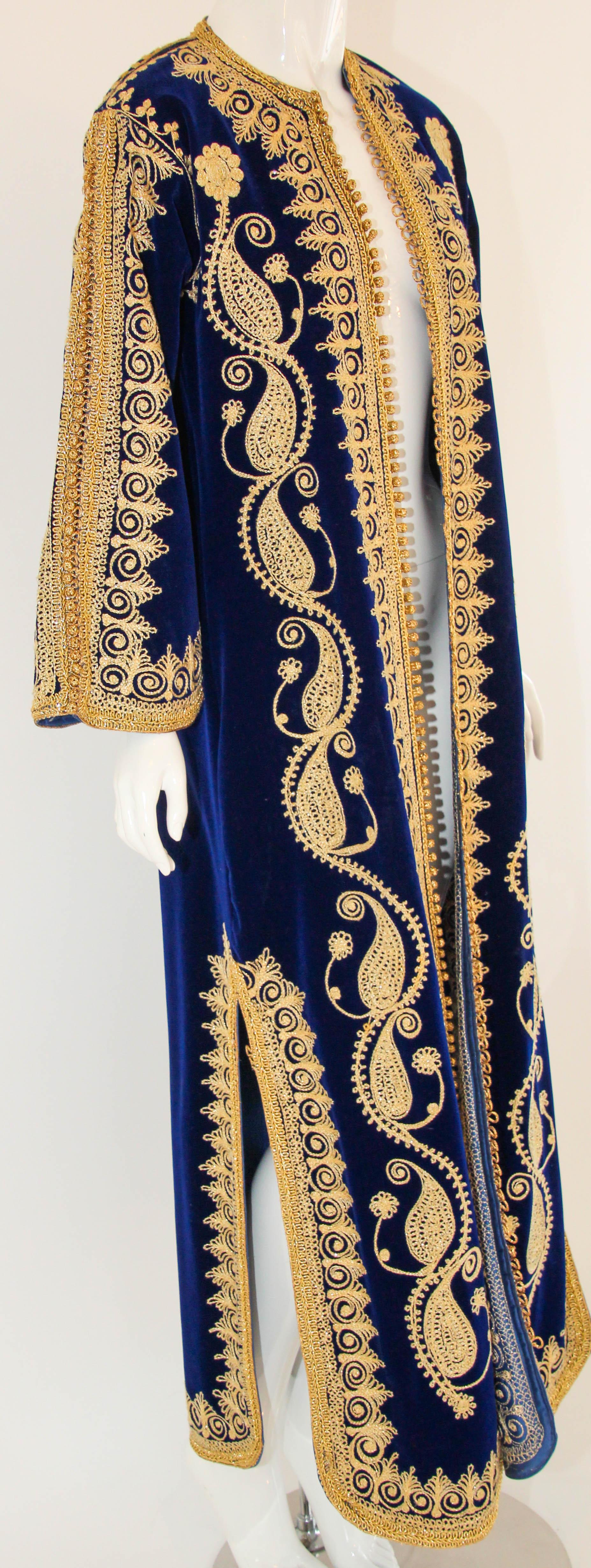 Vintage Moroccan Velvet Kaftan Blue and Gold Embroidered Caftan 1960's For Sale 7
