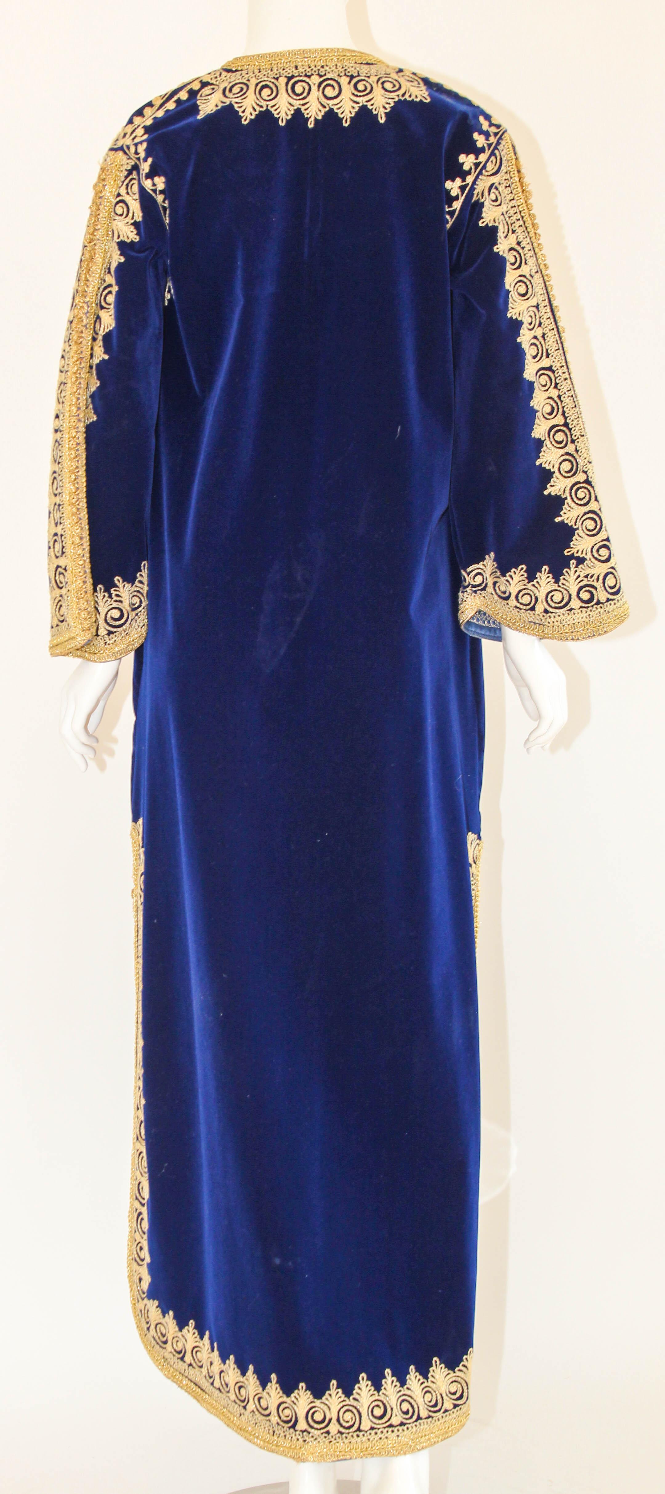 Vintage Moroccan Velvet Kaftan Blue and Gold Embroidered Caftan 1960's For Sale 10