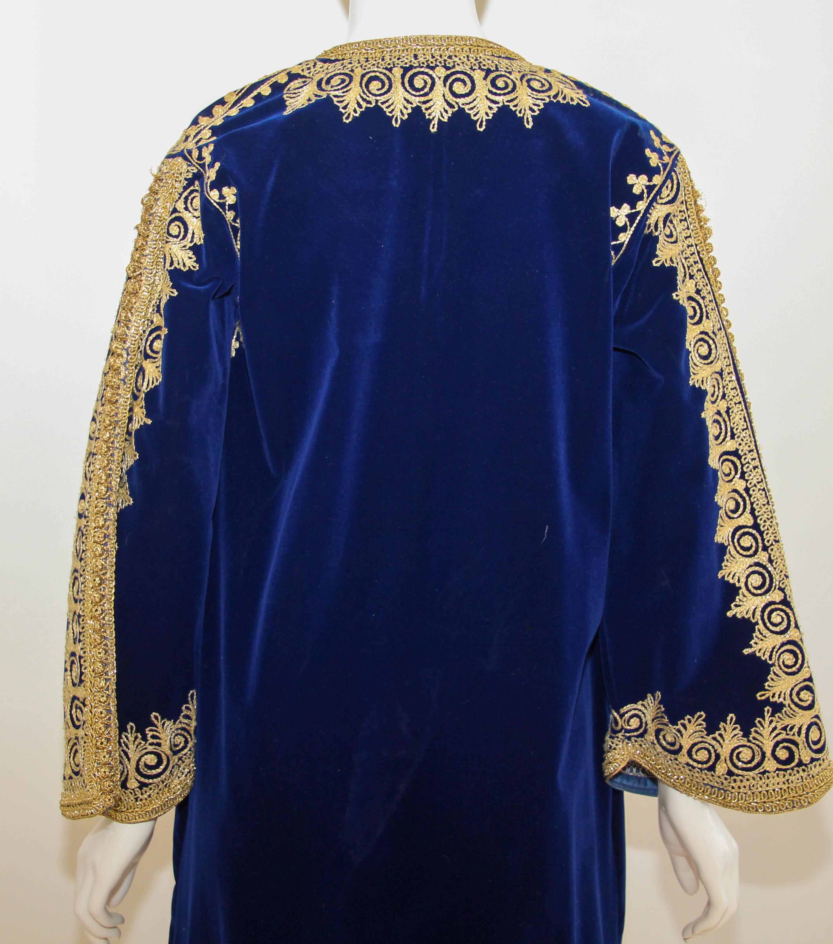 Vintage Moroccan Velvet Kaftan Blue and Gold Embroidered Caftan 1960's For Sale 11