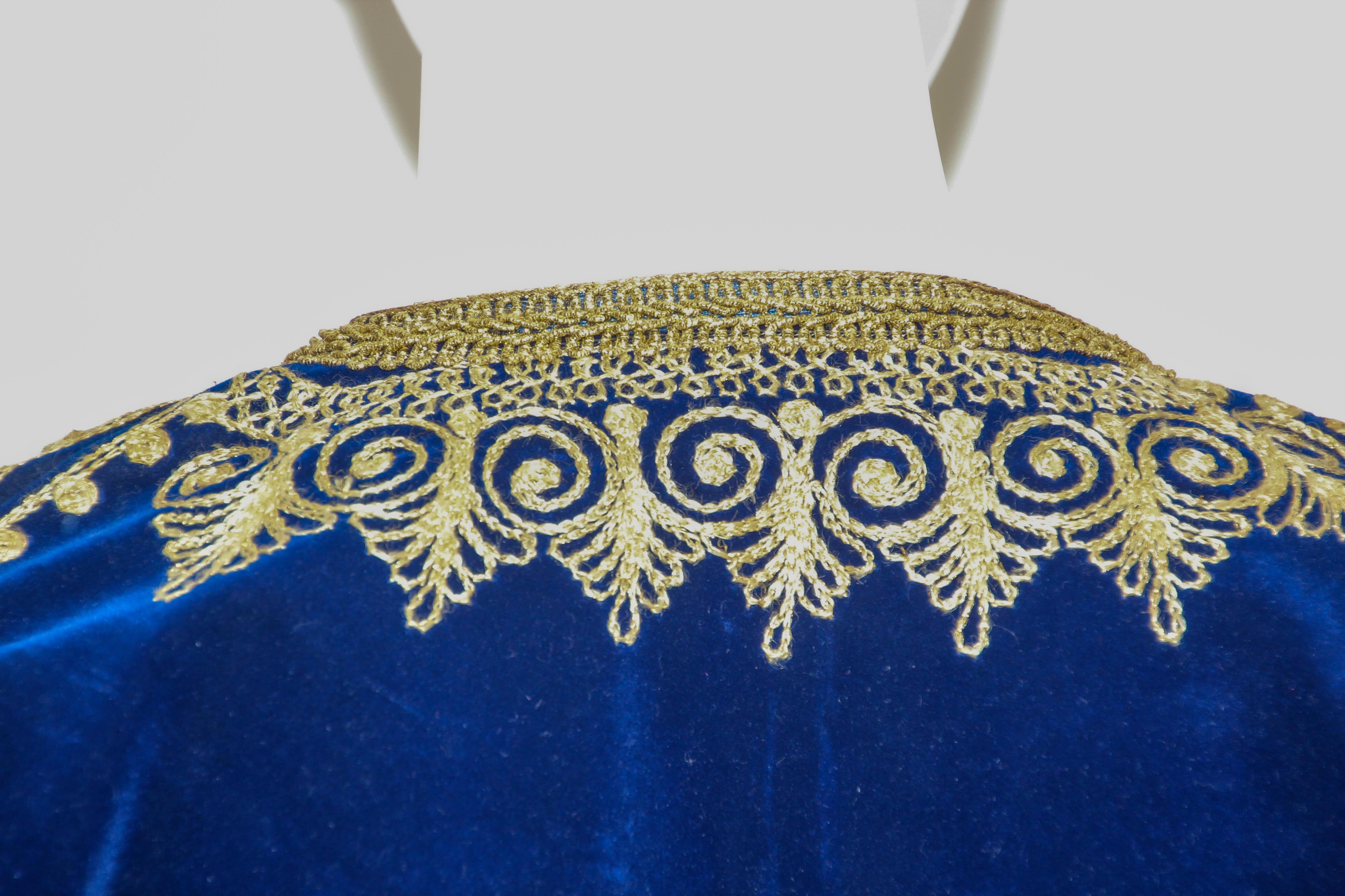 Vintage Moroccan Velvet Kaftan Blue and Gold Embroidered Caftan 1960's For Sale 12