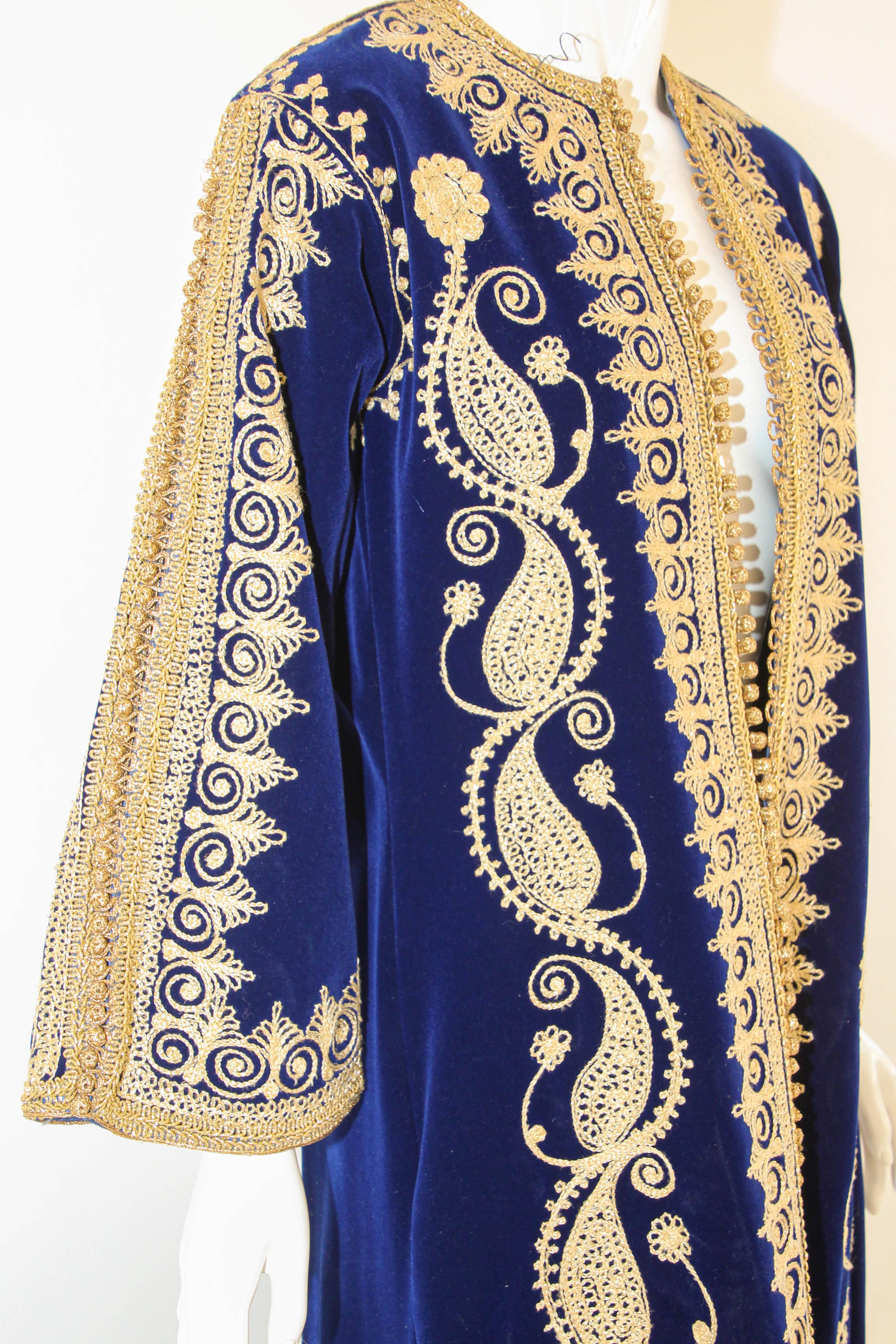 Caftán vintage marroquí de terciopelo azul y dorado bordado años 60 Beige en venta