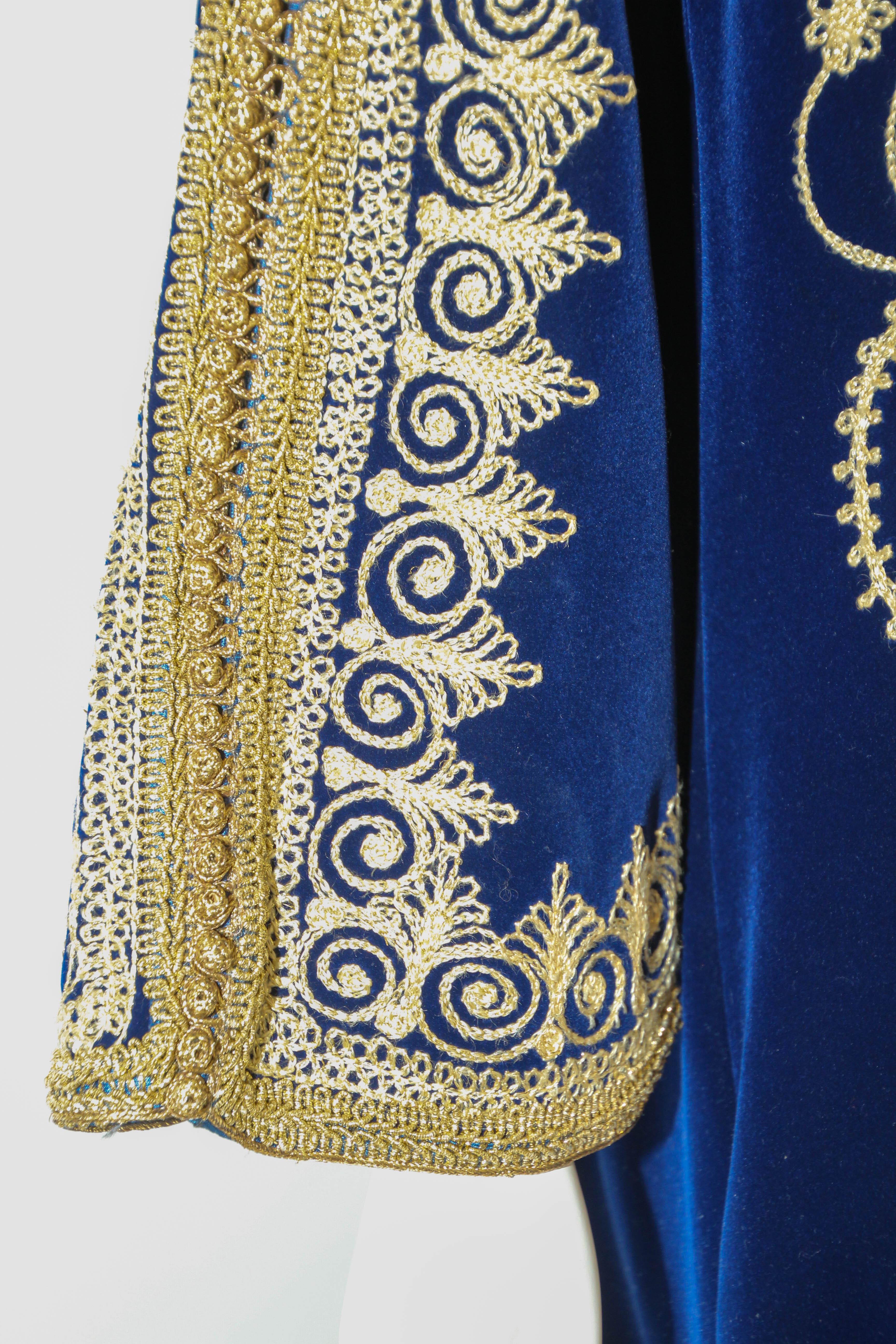Vintage Moroccan Velvet Kaftan Blue and Gold Embroidered Caftan 1960's In Good Condition For Sale In North Hollywood, CA