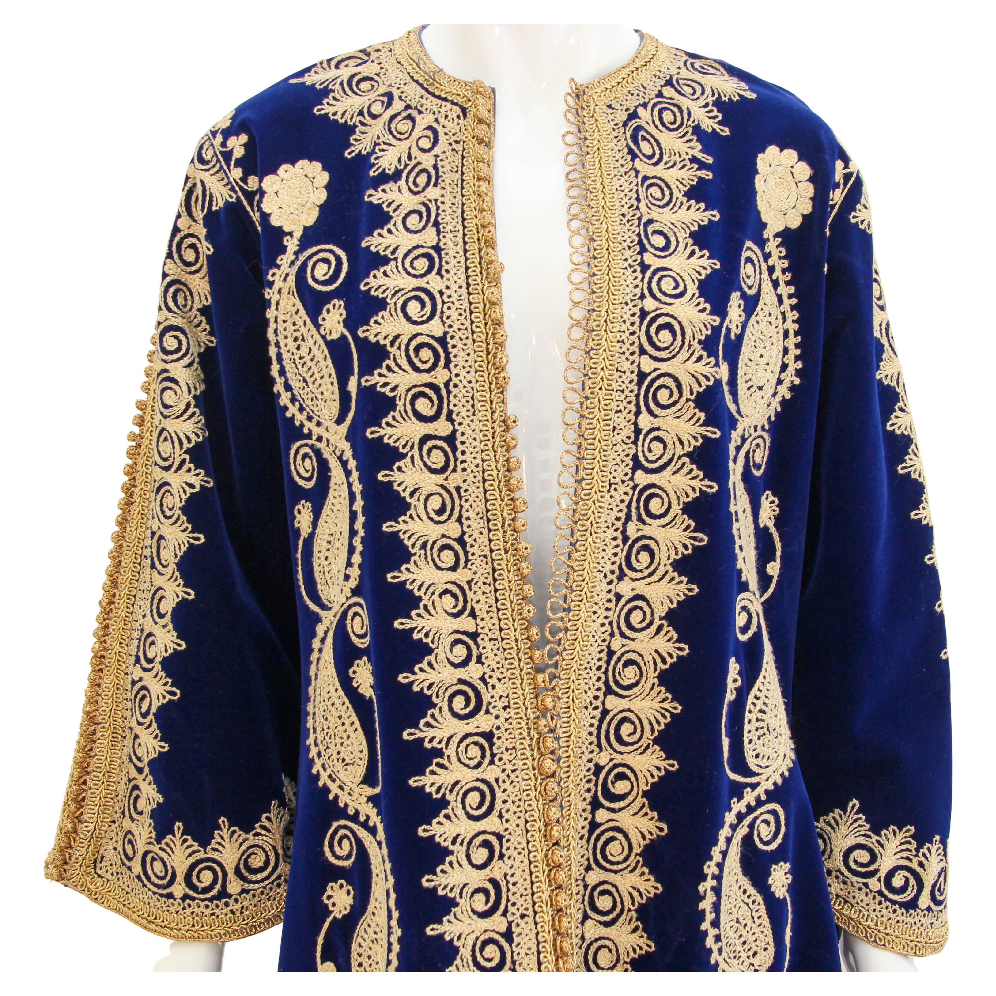 Elegant Moroccan velvet caftan deep midnight blue velvet embroidered with gold metallic threads,
circa 1960s.
This long maxi dress velvet caftan is embroidered and embellished entirely by hand.
One of a kind evening Moroccan Middle Eastern gown.
The