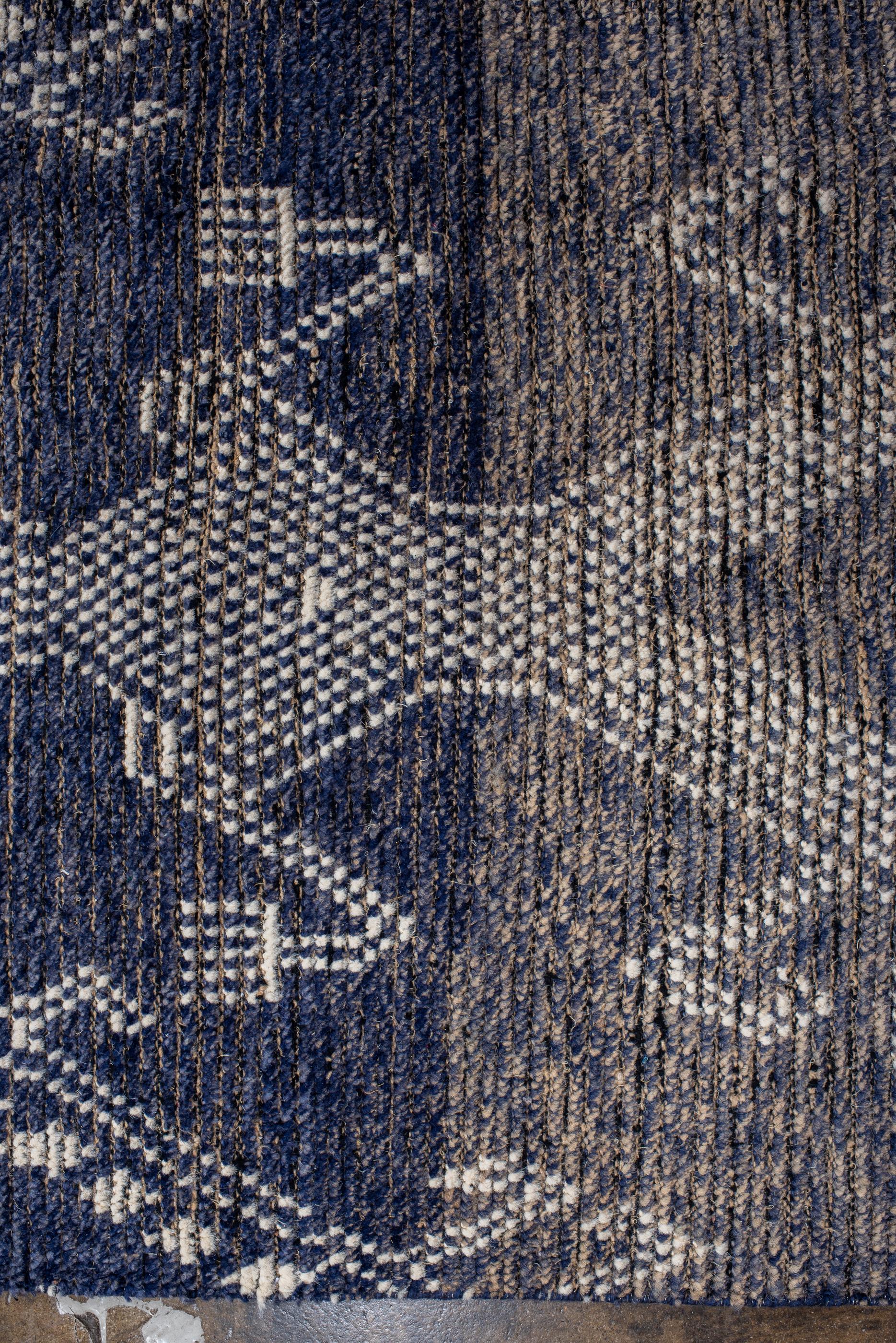 Breiter marokkanischer Vintage-Teppich mit dunkelblauem Feld und braunen Details (20. Jahrhundert) im Angebot