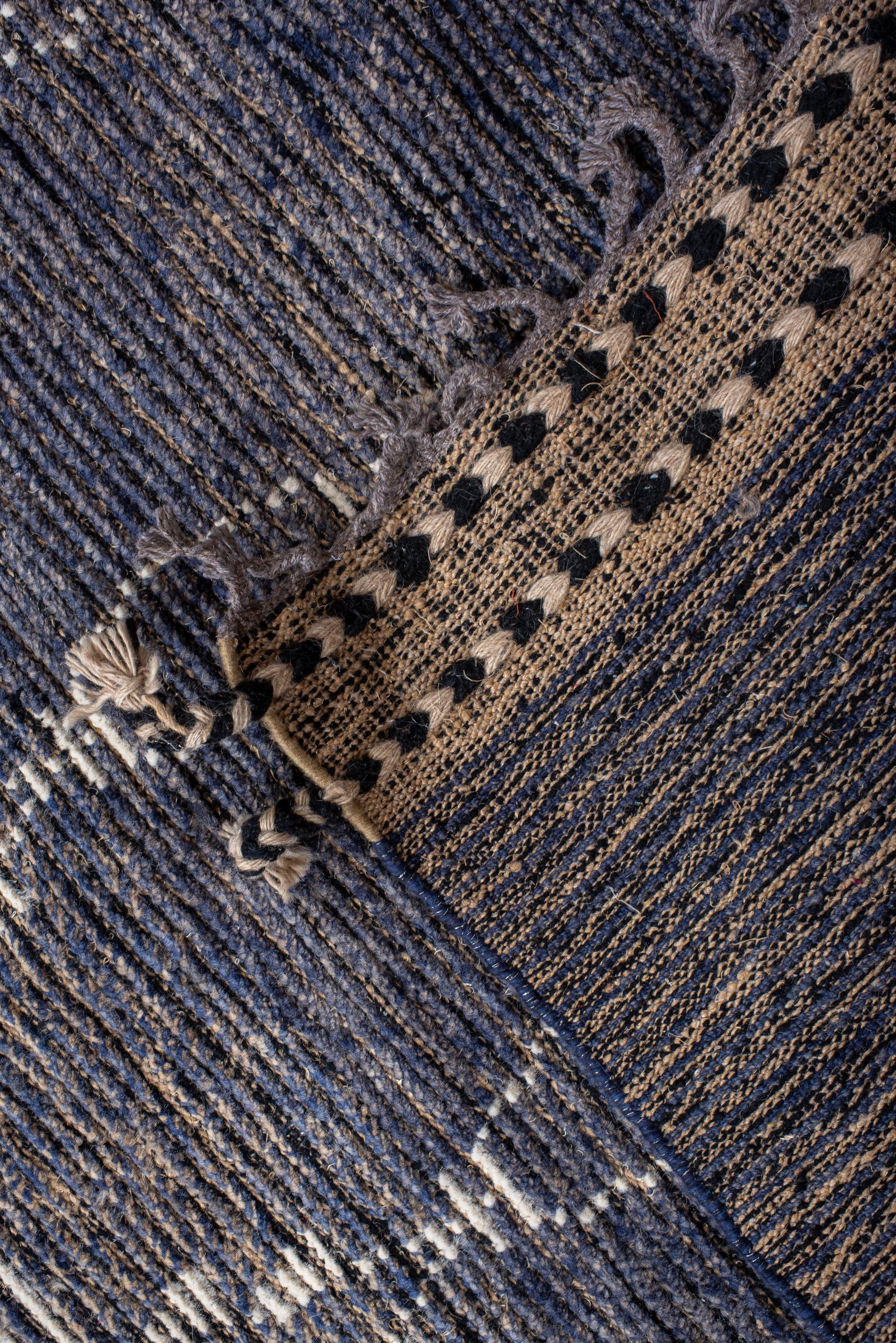 Breiter marokkanischer Vintage-Teppich mit dunkelblauem Feld und braunen Details (Wolle) im Angebot