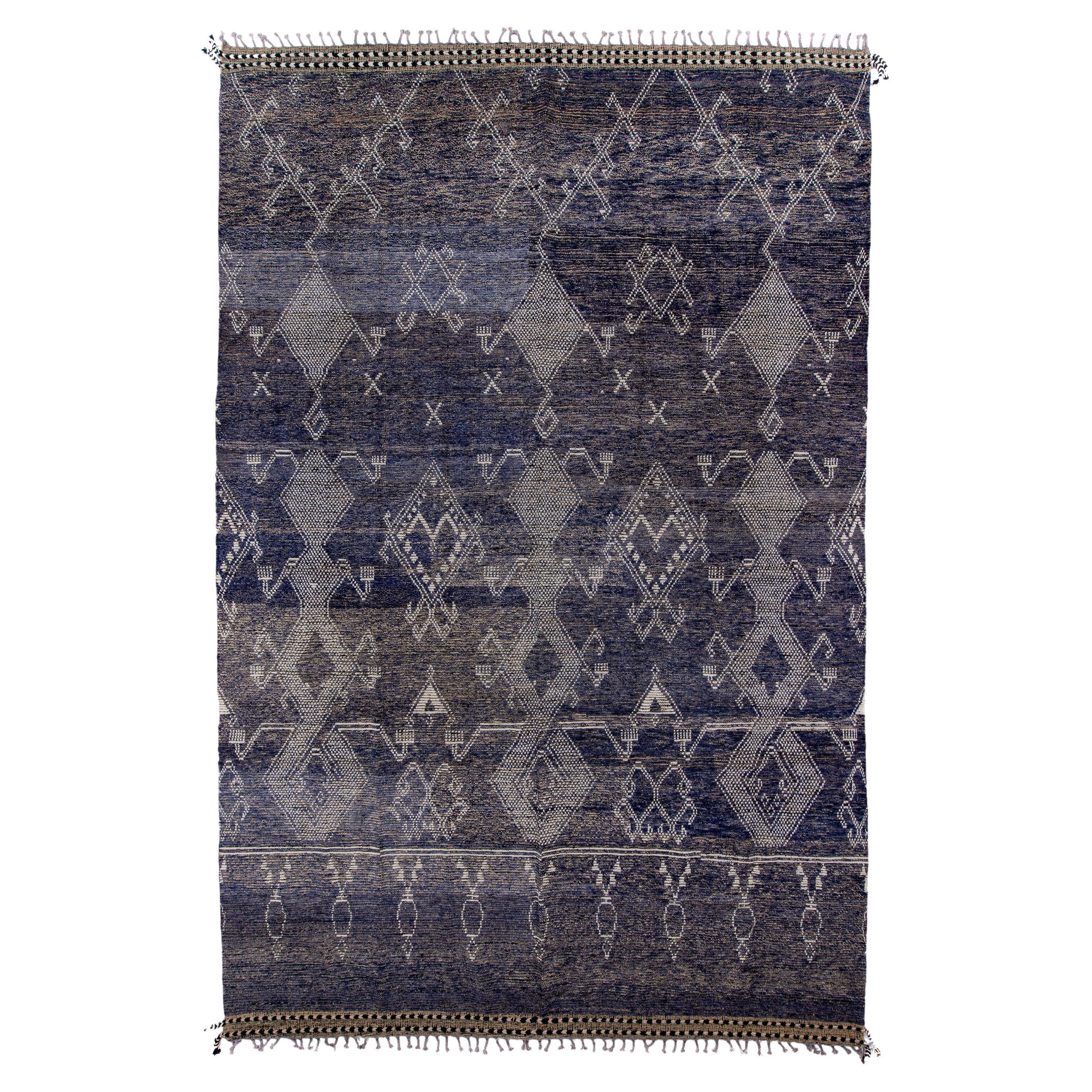 Breiter marokkanischer Vintage-Teppich mit dunkelblauem Feld und braunen Details im Angebot