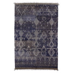 Breiter marokkanischer Vintage-Teppich mit dunkelblauem Feld und braunen Details