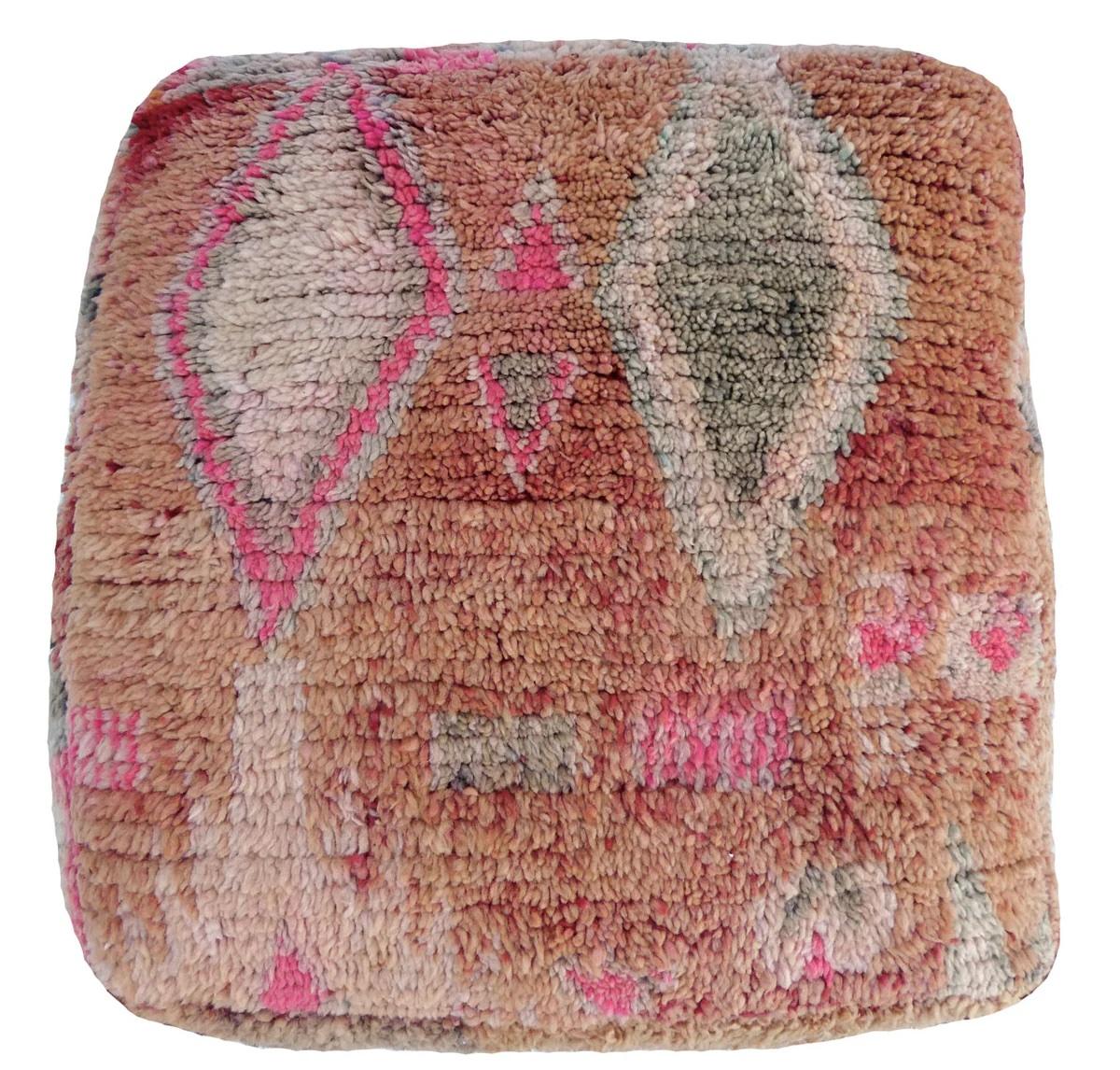 Vintage Marokkanische Wolle Pouf Bodenkissen
Alle unsere Hocker sind Unikate und werden aus alten Wollteppichen hergestellt, die ein einzigartiges Design und einen einzigartigen Webstil der verschiedenen Stämme Marokkos widerspiegeln.
Dieser Hocker