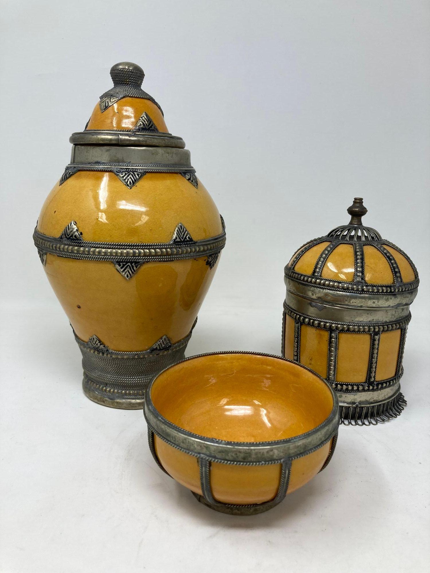 Barattoli marocchini d'epoca in ceramica gialla con sovrapposizione di filigrana d'argento, set di 3 pezzi in vendita 4