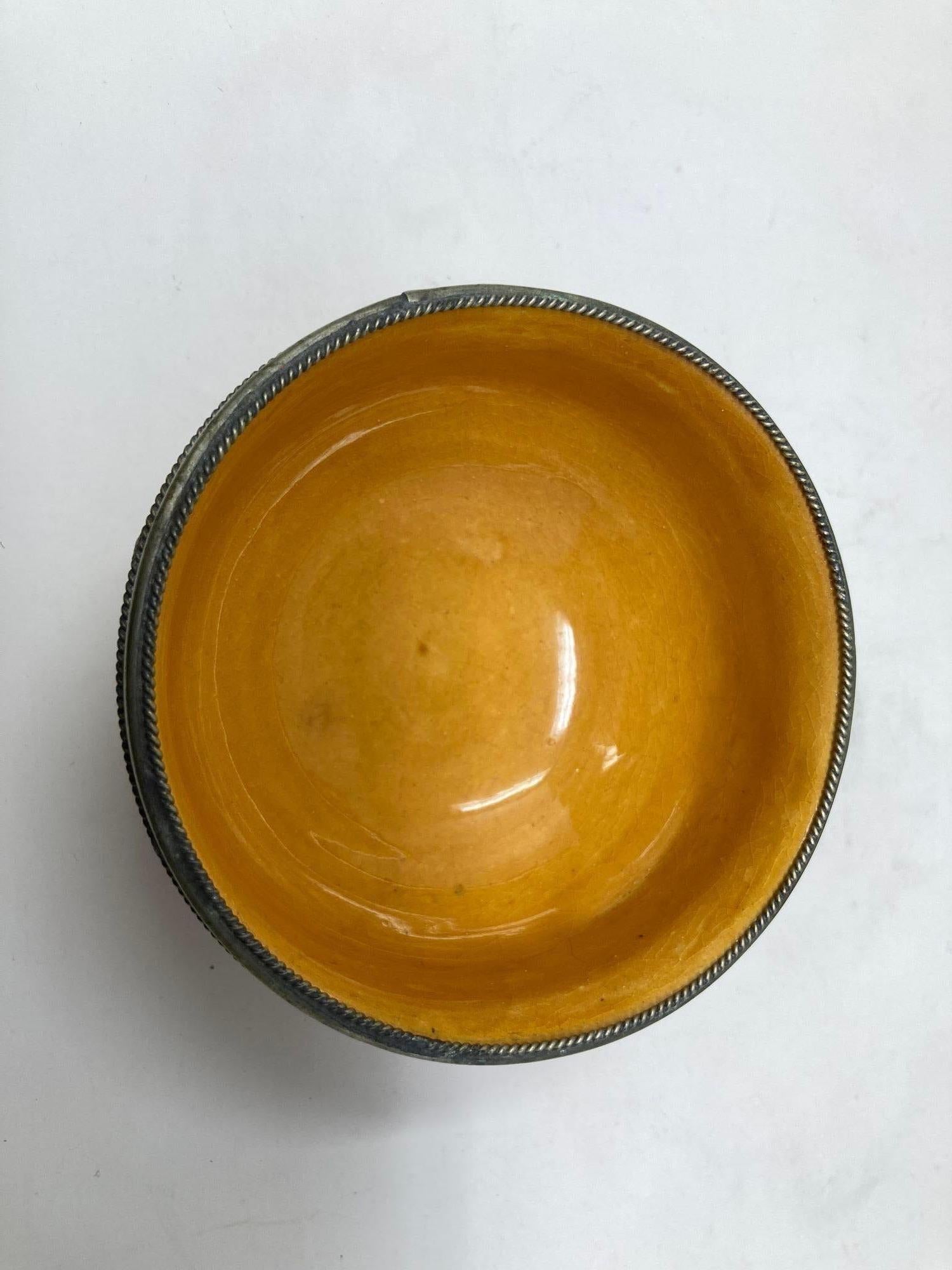 Islamico Barattoli marocchini d'epoca in ceramica gialla con sovrapposizione di filigrana d'argento, set di 3 pezzi in vendita