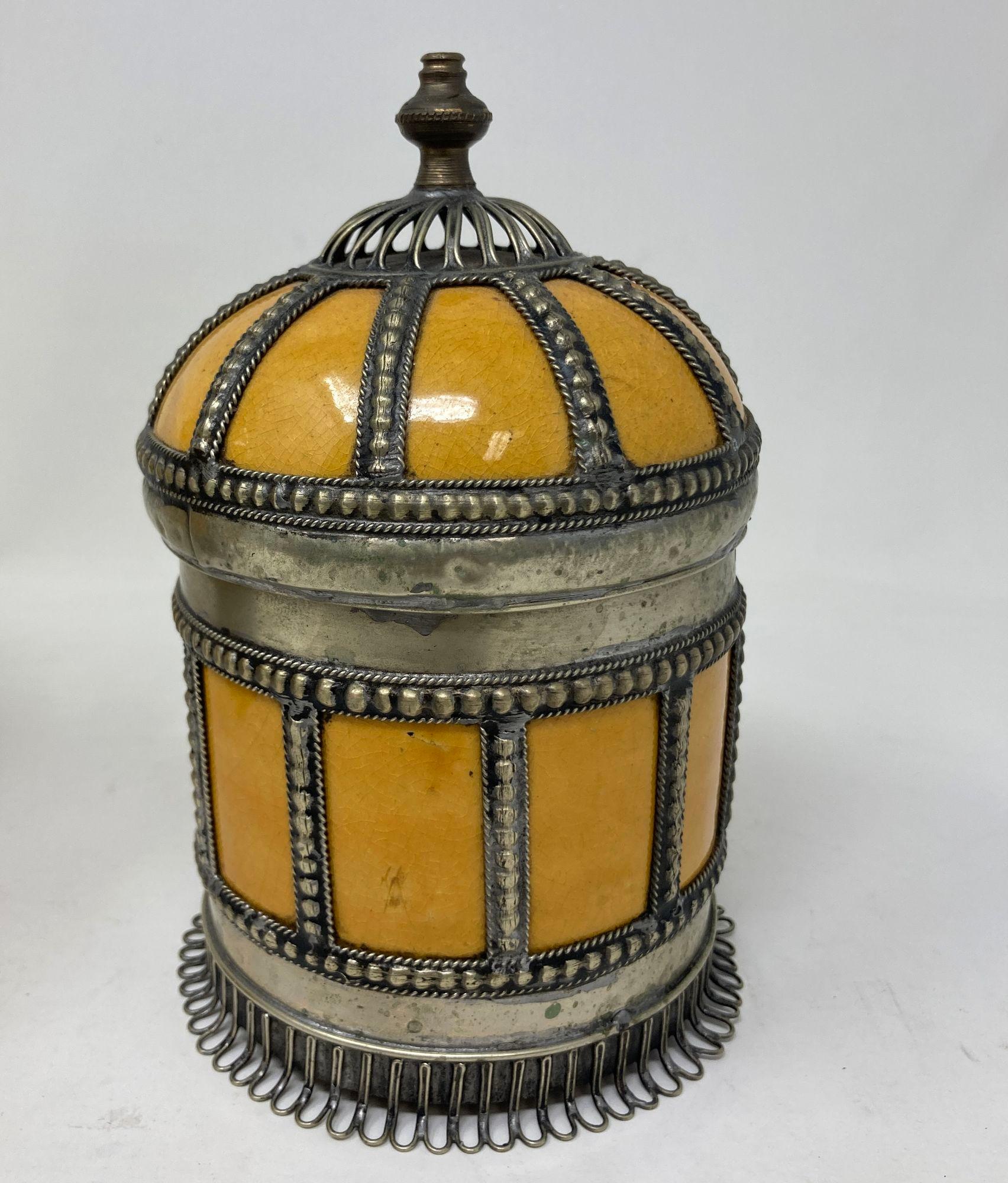 Fatto a mano Barattoli marocchini d'epoca in ceramica gialla con sovrapposizione di filigrana d'argento, set di 3 pezzi in vendita