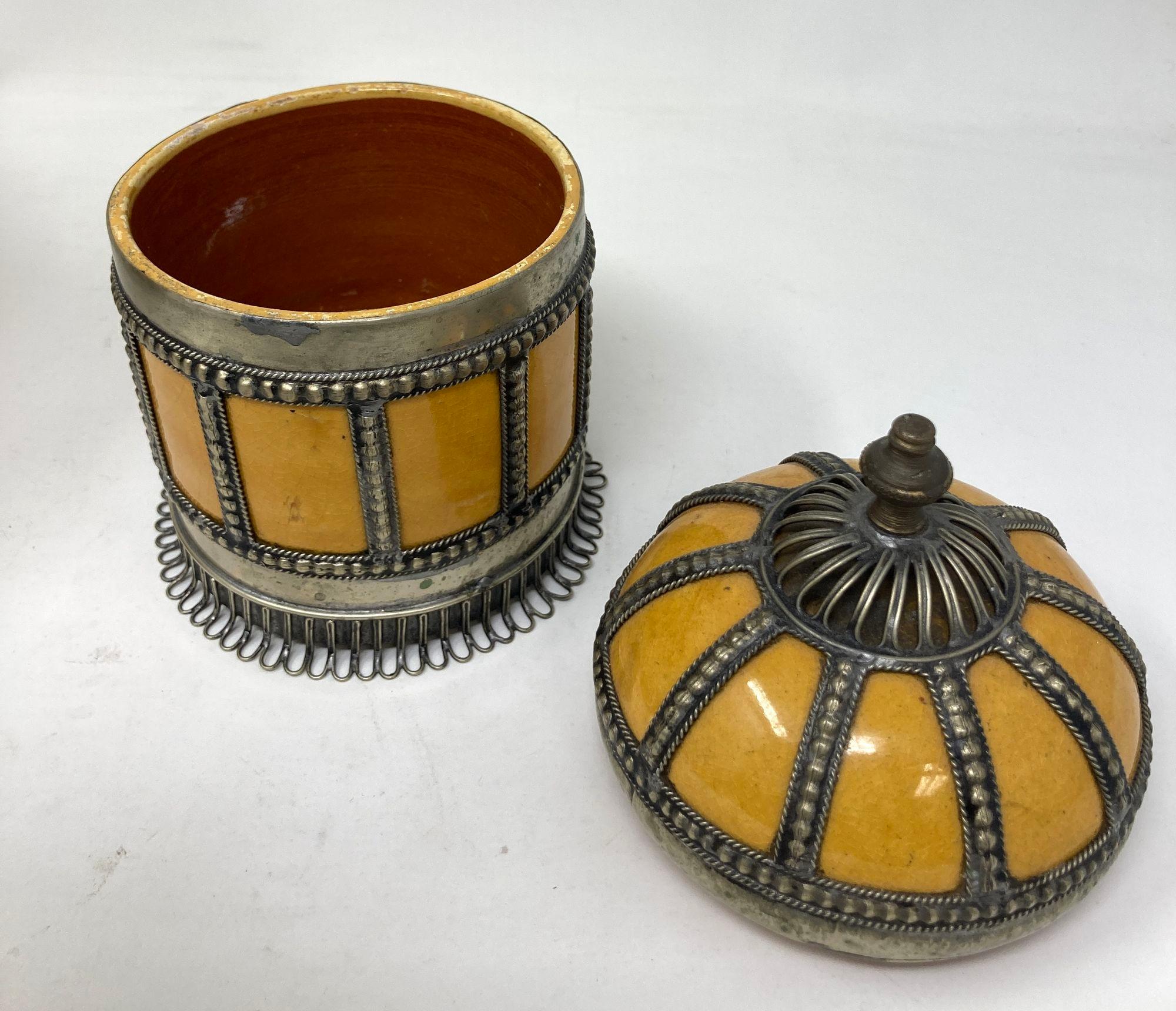 Barattoli marocchini d'epoca in ceramica gialla con sovrapposizione di filigrana d'argento, set di 3 pezzi In condizioni buone in vendita a North Hollywood, CA