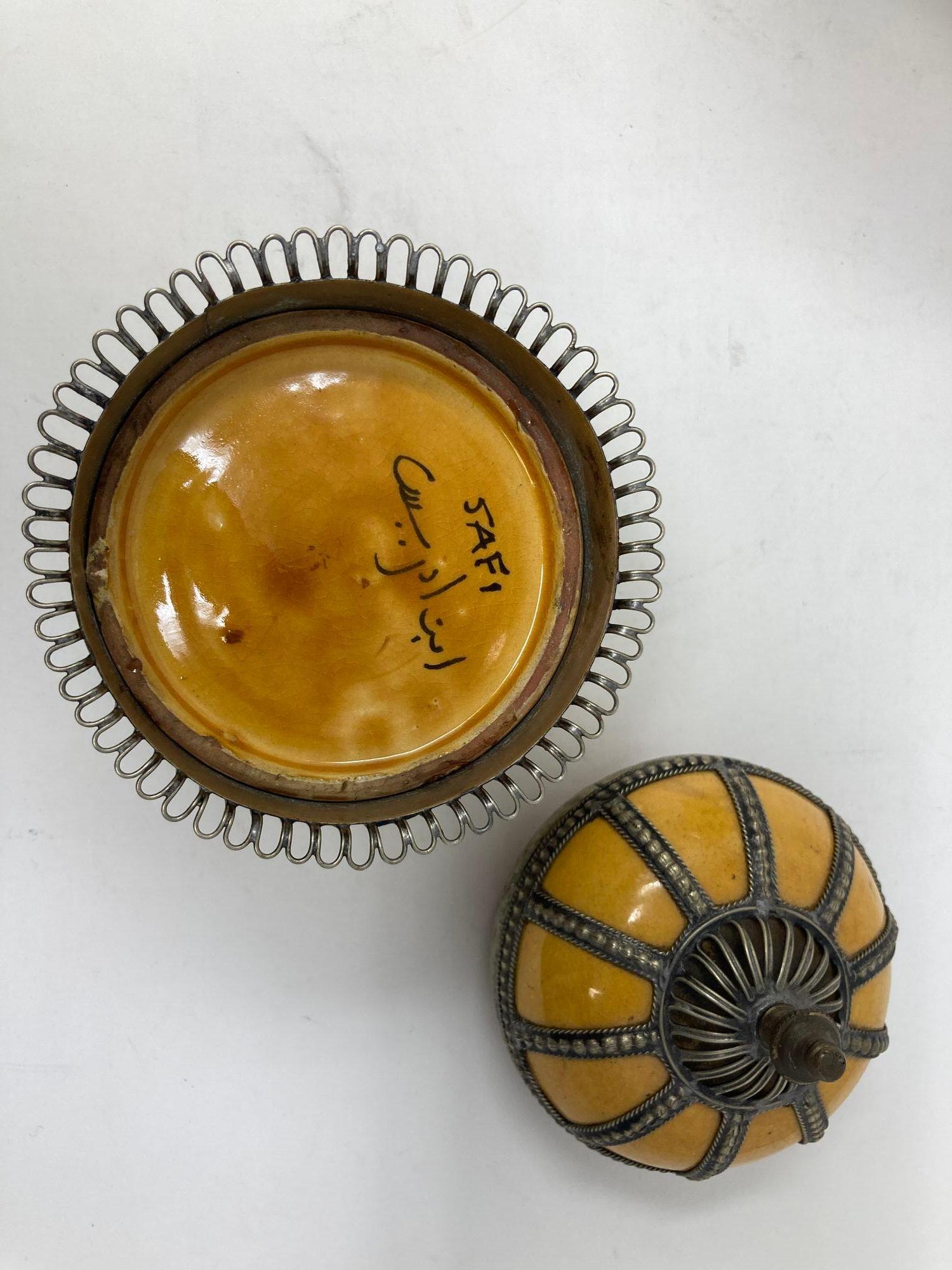XX secolo Barattoli marocchini d'epoca in ceramica gialla con sovrapposizione di filigrana d'argento, set di 3 pezzi in vendita
