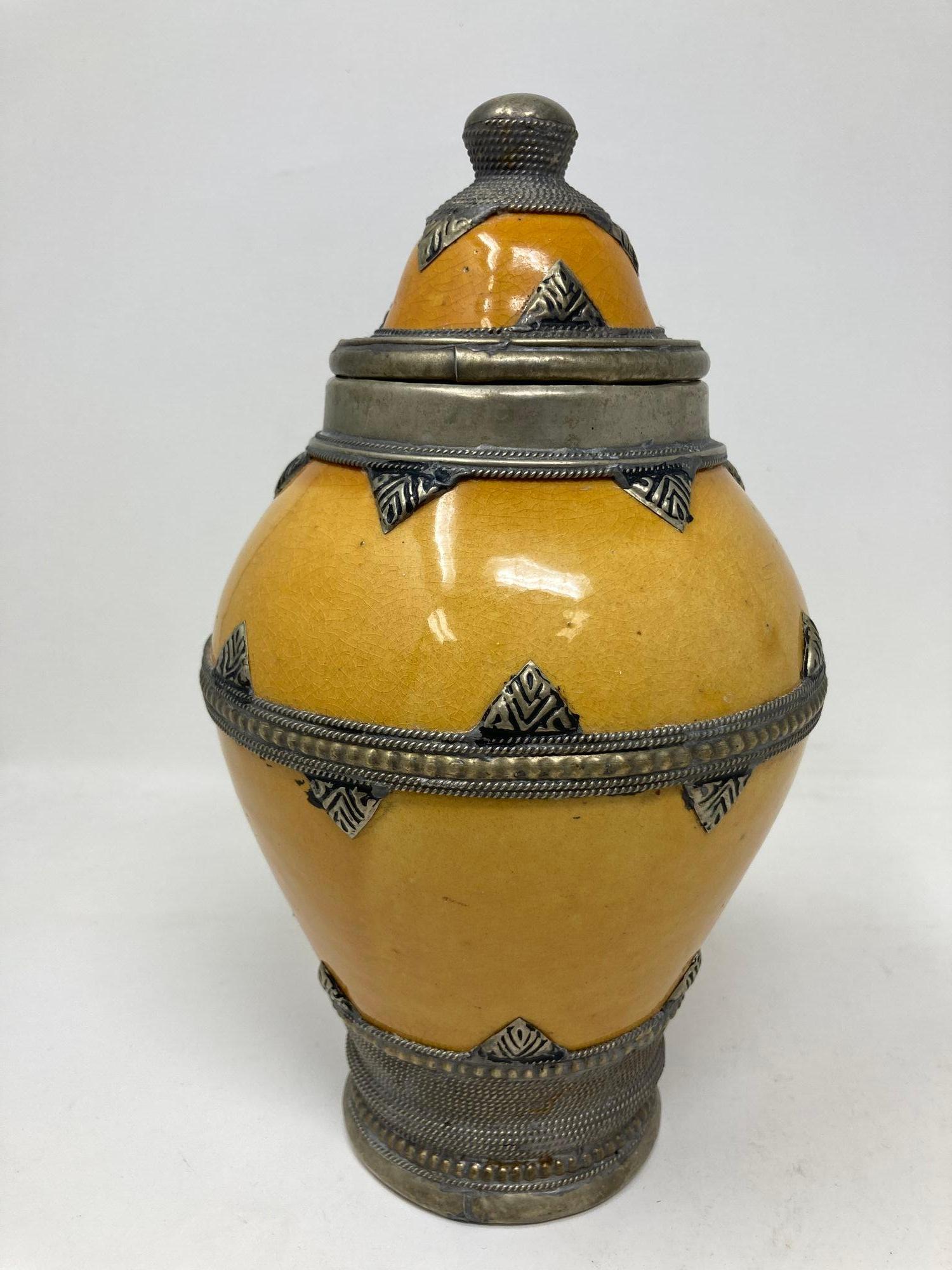Ceramica Barattoli marocchini d'epoca in ceramica gialla con sovrapposizione di filigrana d'argento, set di 3 pezzi in vendita