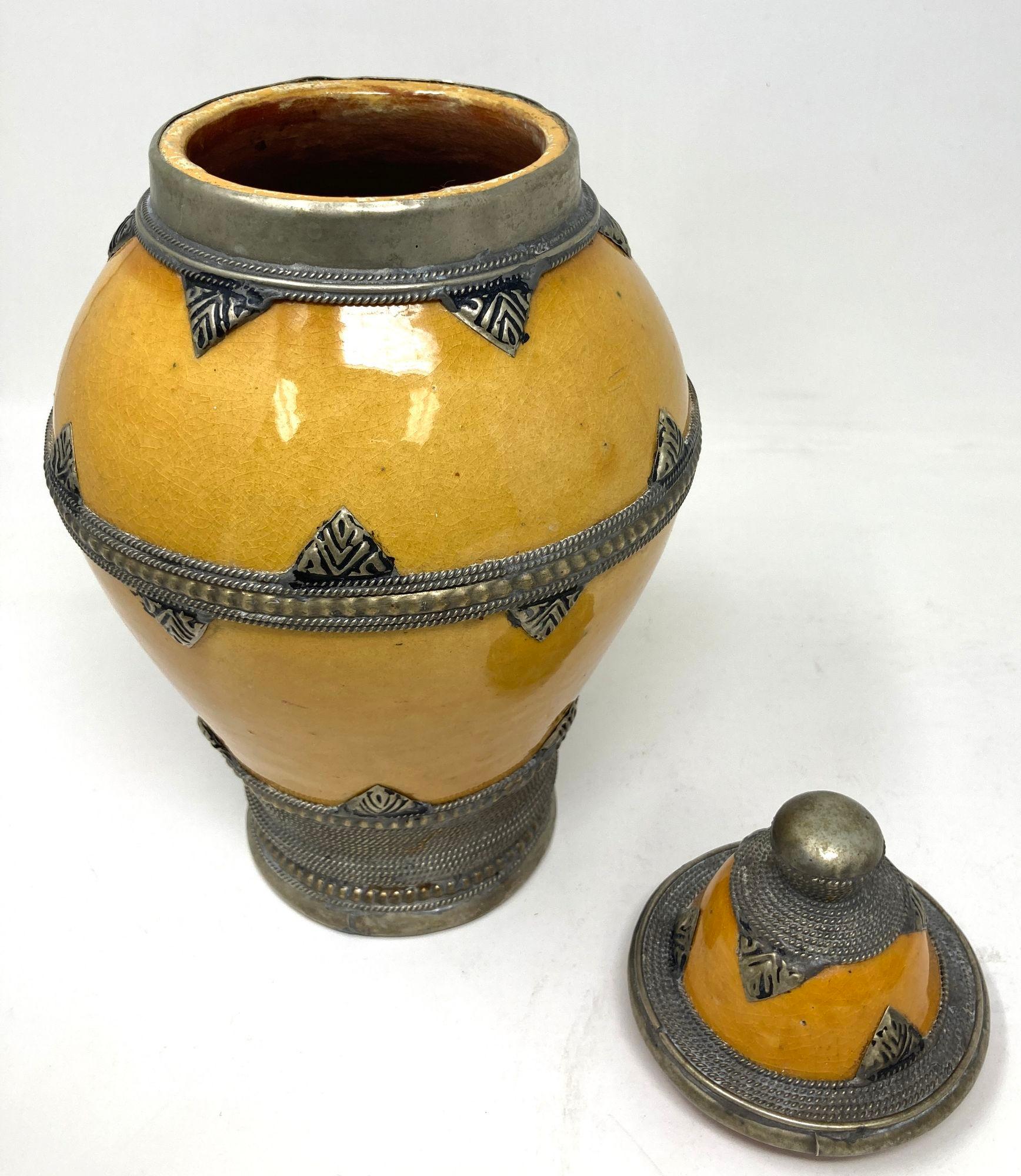 Barattoli marocchini d'epoca in ceramica gialla con sovrapposizione di filigrana d'argento, set di 3 pezzi in vendita 1