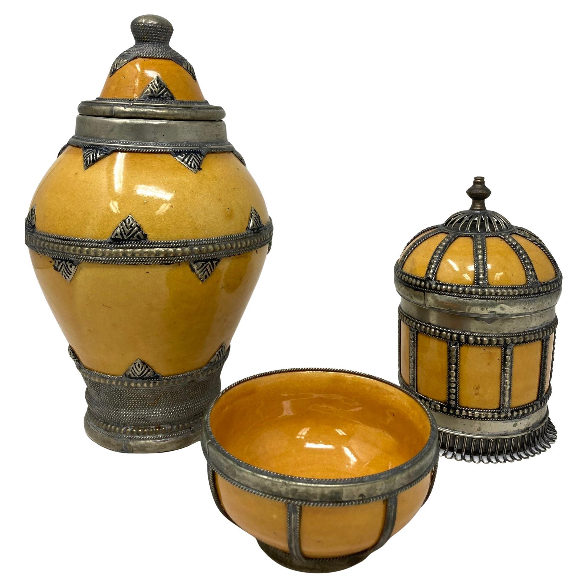 Barattoli marocchini d'epoca in ceramica gialla con sovrapposizione di filigrana d'argento, set di 3 pezzi in vendita