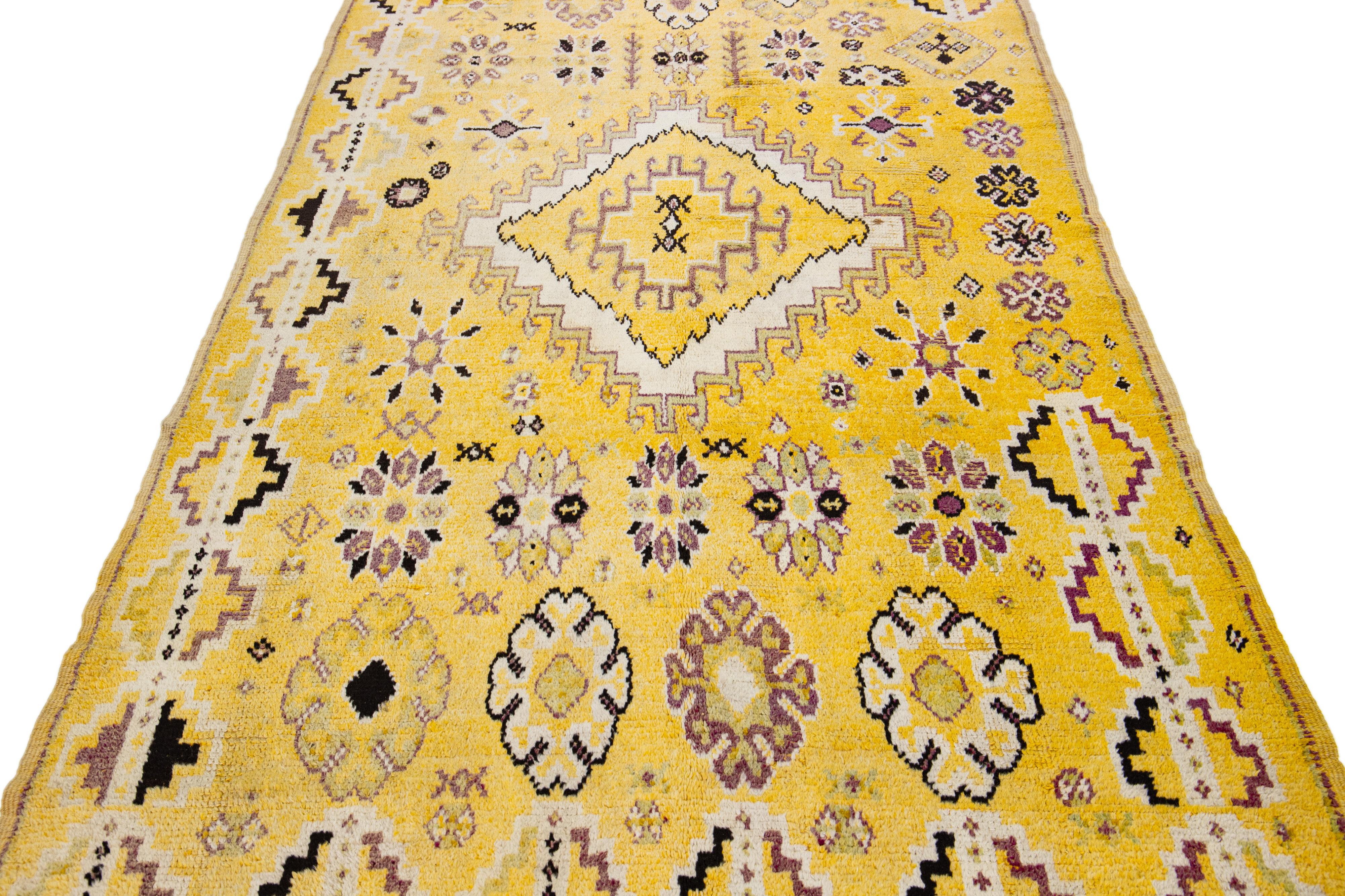 Marokkanischer gelber handgefertigter Wollteppich im Stammesstil, handgefertigt (Böhmisch) im Angebot