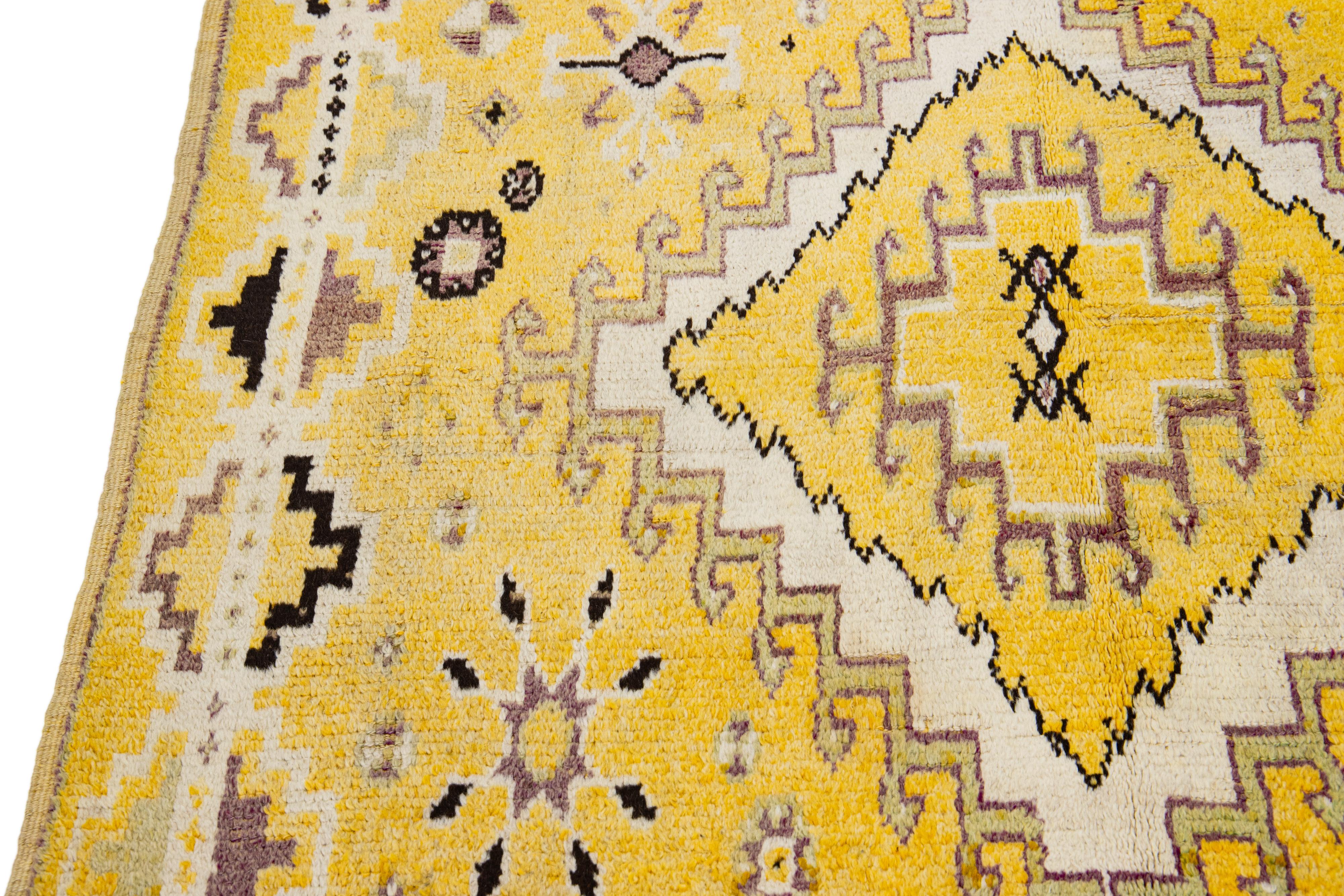 Marokkanischer gelber handgefertigter Wollteppich im Stammesstil, handgefertigt (Mitte des 20. Jahrhunderts) im Angebot
