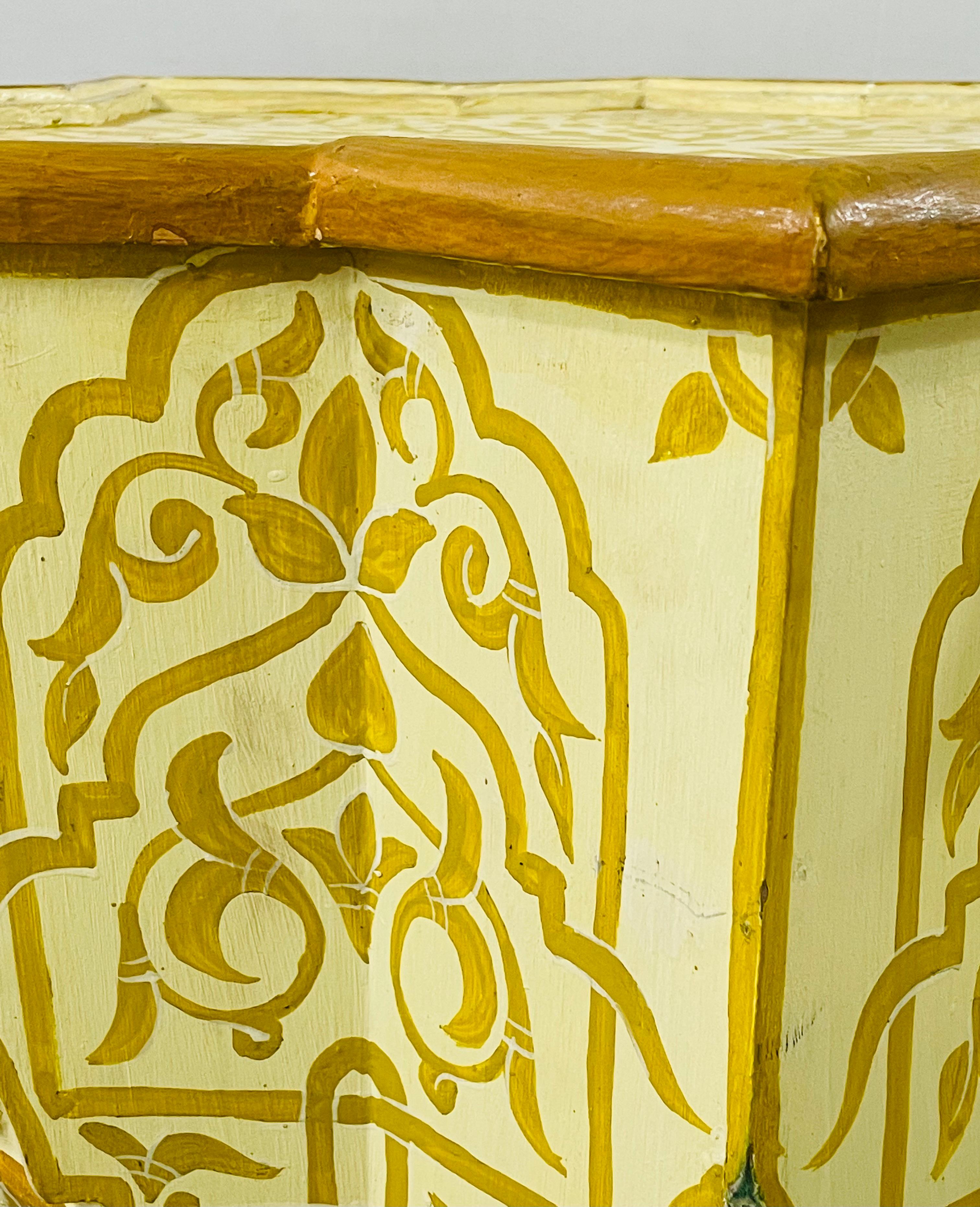 Paire de tables d'appoint ou d'extrémité marocaines vintage jaune et blanche en forme d'étoile, en forme d'étoile en vente 6