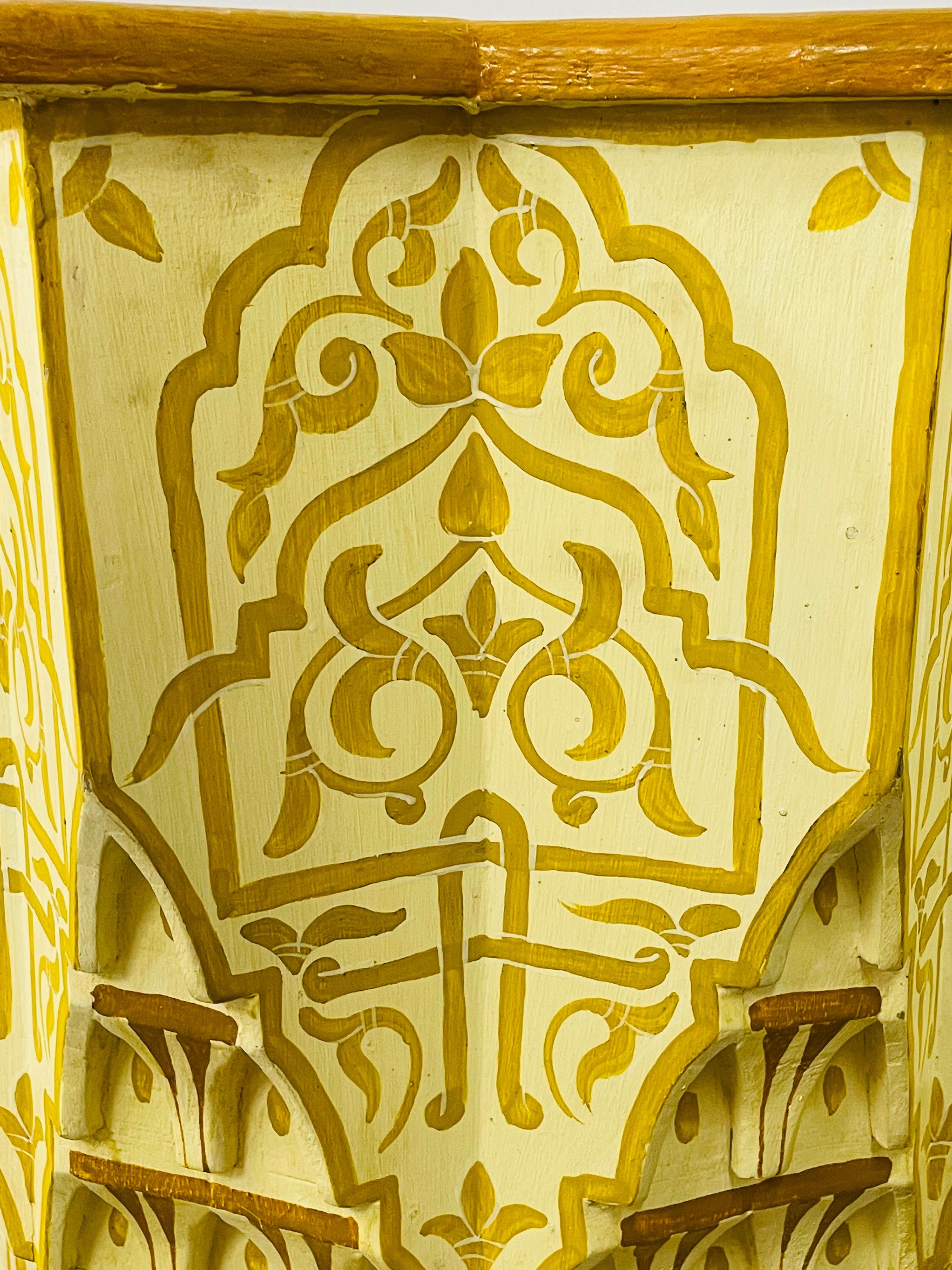 Paire de tables d'appoint ou d'extrémité marocaines vintage jaune et blanche en forme d'étoile, en forme d'étoile en vente 11