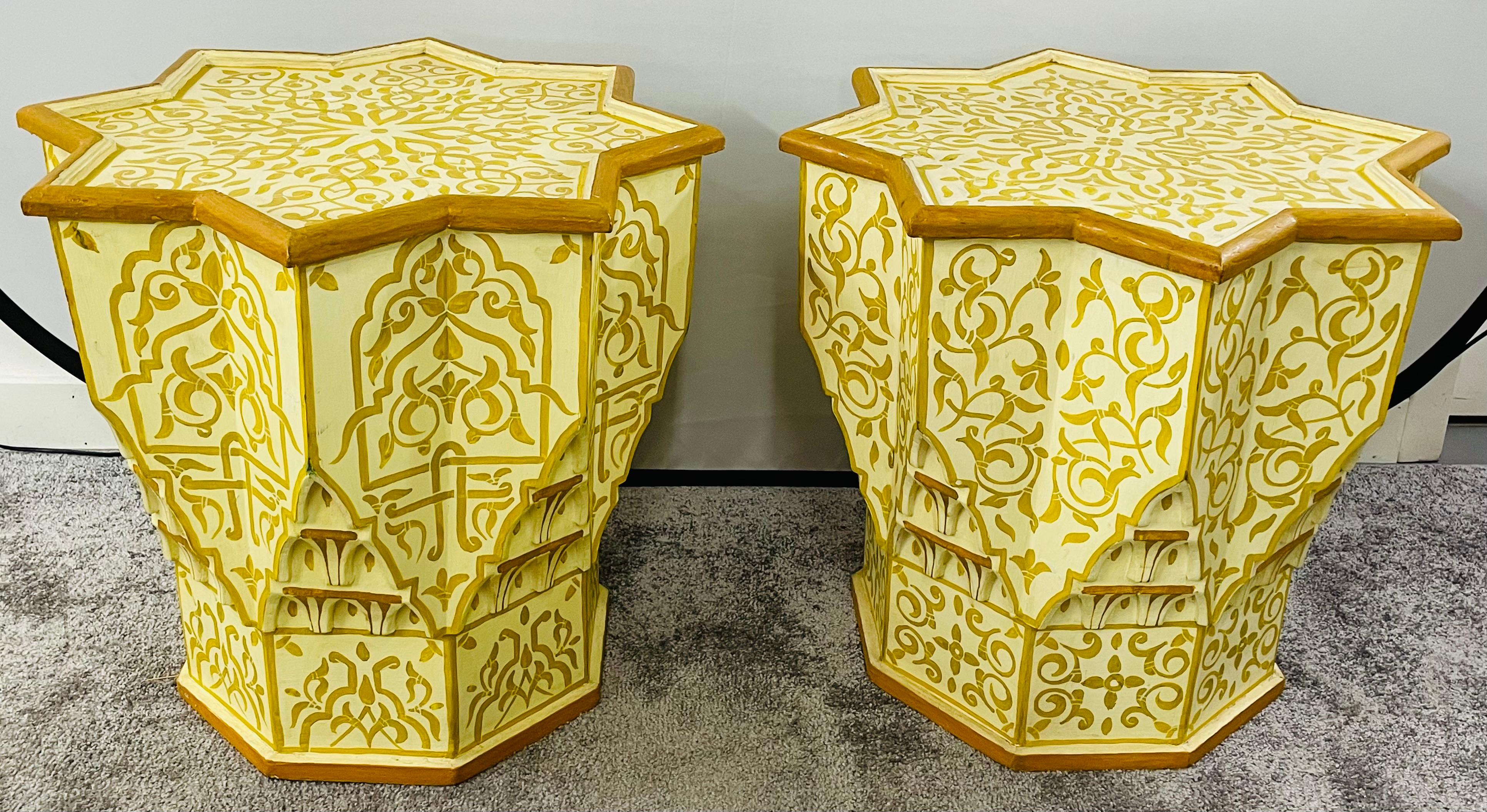 Eine exquisite Paar Vintage marokkanischen Hand gemalt Ende oder Beistelltische mit schönen Arabesken maurischen Motiven schmücken die volle Top und Seiten ion der Tabelle. Die Tischplatte ist sternförmig und die Seiten sind von Hand geschnitzt und