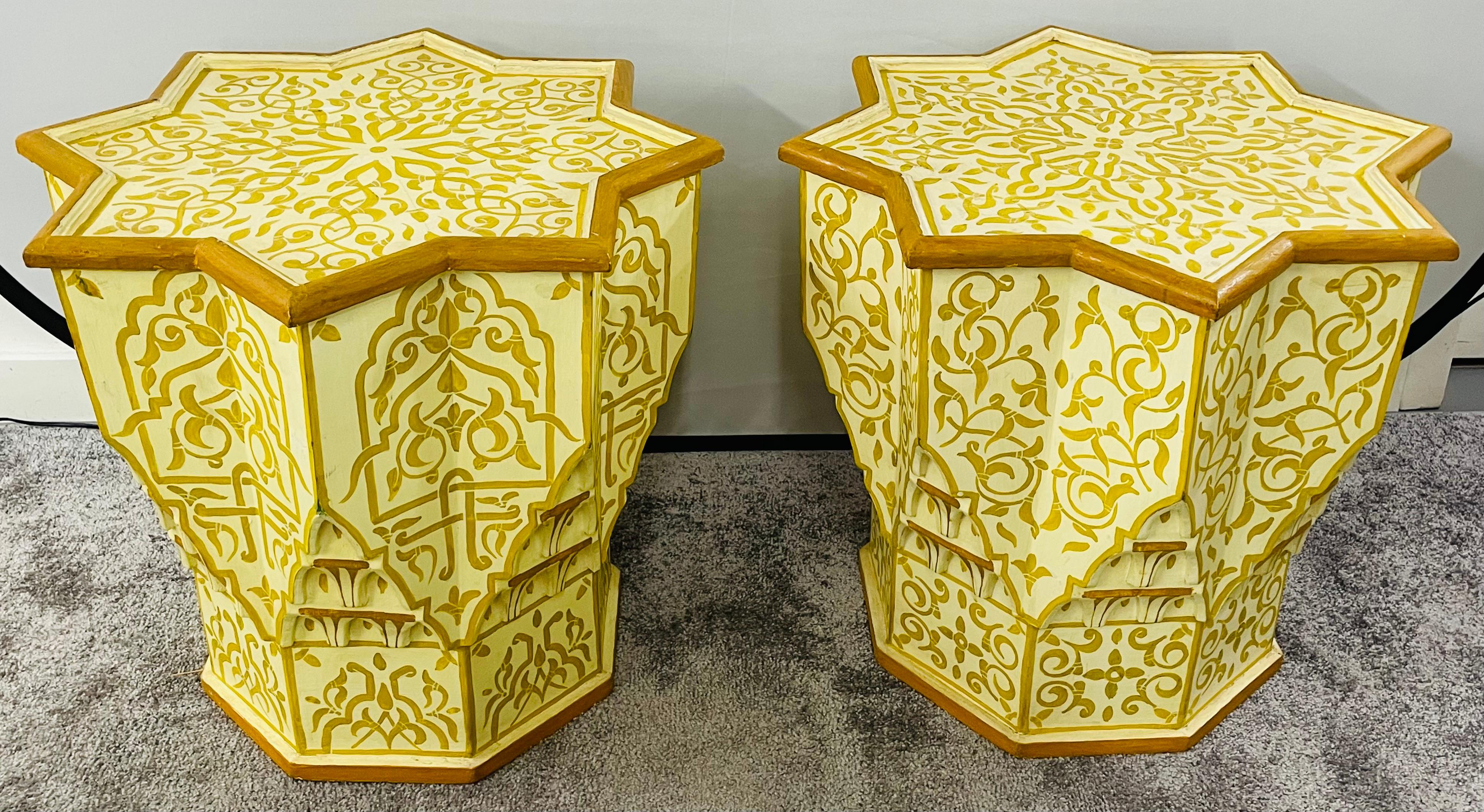 Mauresque Paire de tables d'appoint ou d'extrémité marocaines vintage jaune et blanche en forme d'étoile, en forme d'étoile en vente