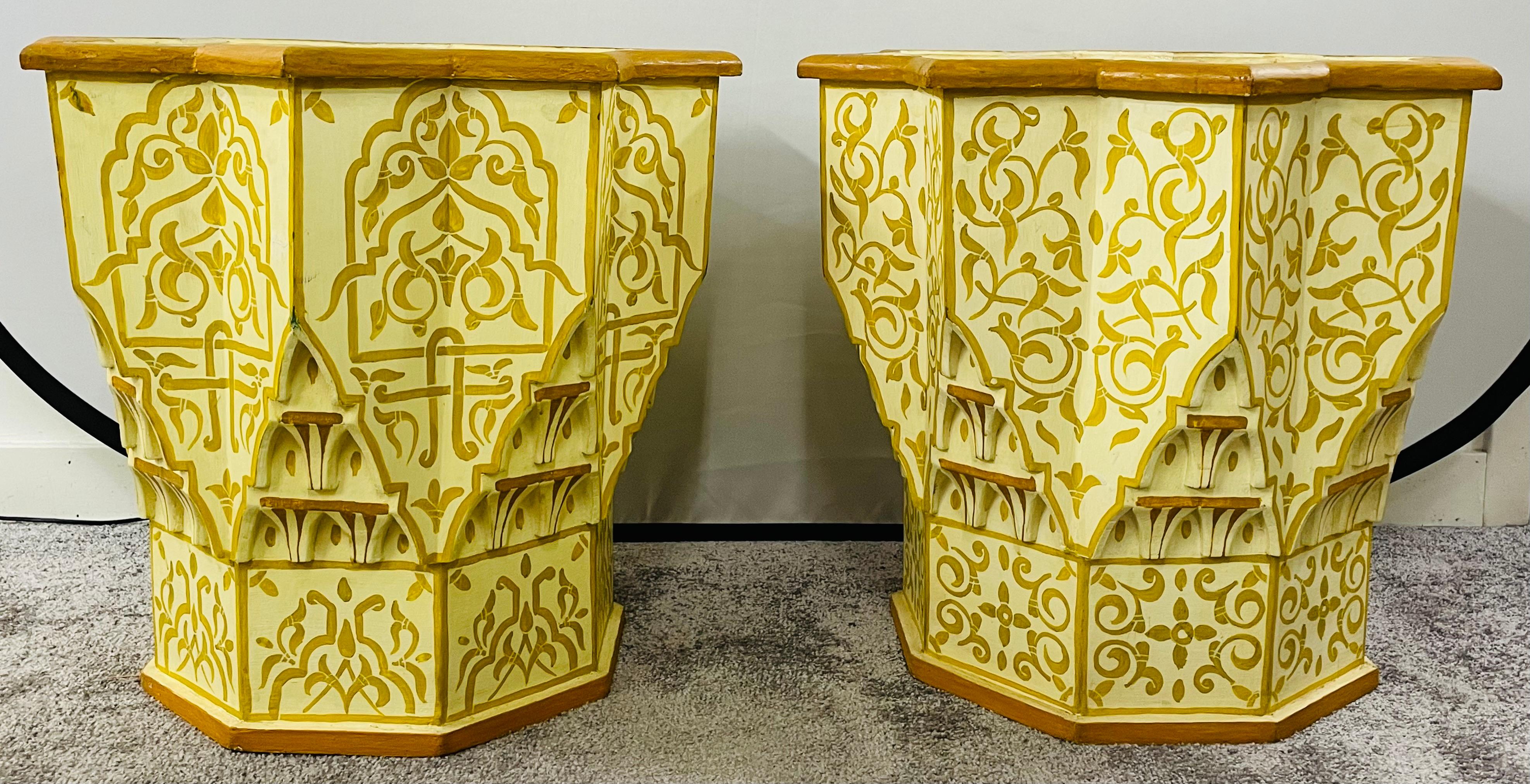Marocain Paire de tables d'appoint ou d'extrémité marocaines vintage jaune et blanche en forme d'étoile, en forme d'étoile en vente