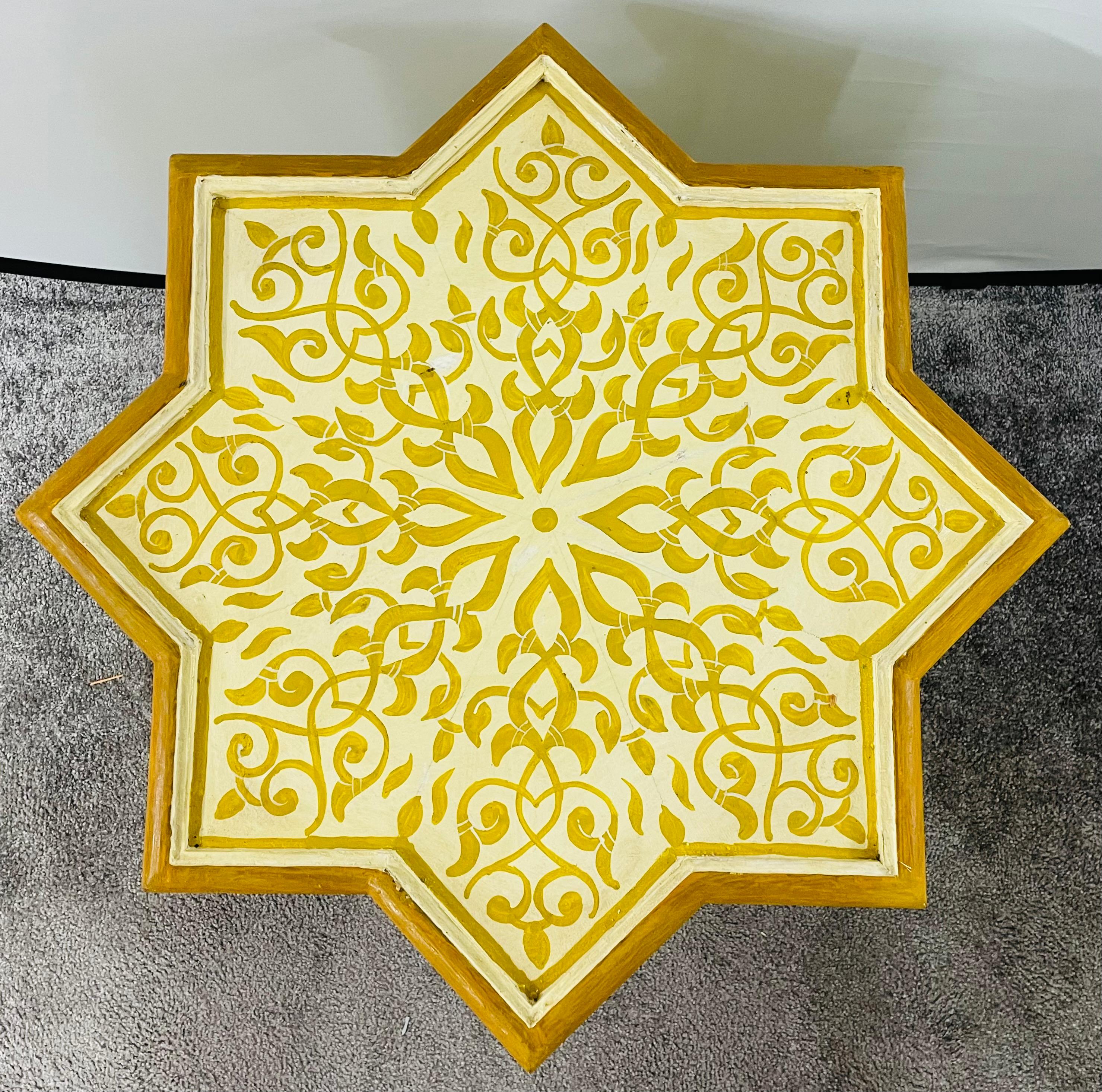 20ième siècle Paire de tables d'appoint ou d'extrémité marocaines vintage jaune et blanche en forme d'étoile, en forme d'étoile en vente