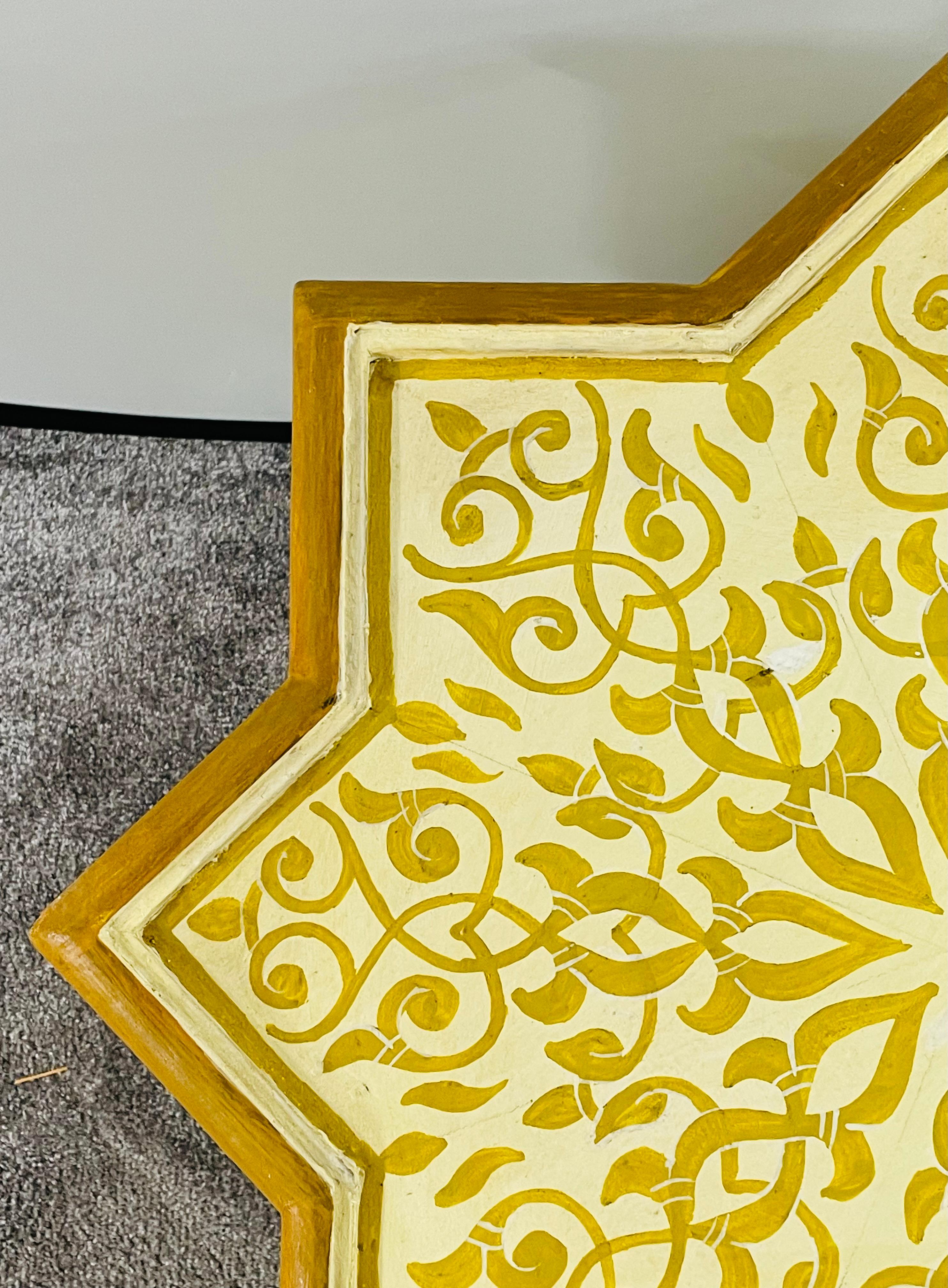 Bois Paire de tables d'appoint ou d'extrémité marocaines vintage jaune et blanche en forme d'étoile, en forme d'étoile en vente