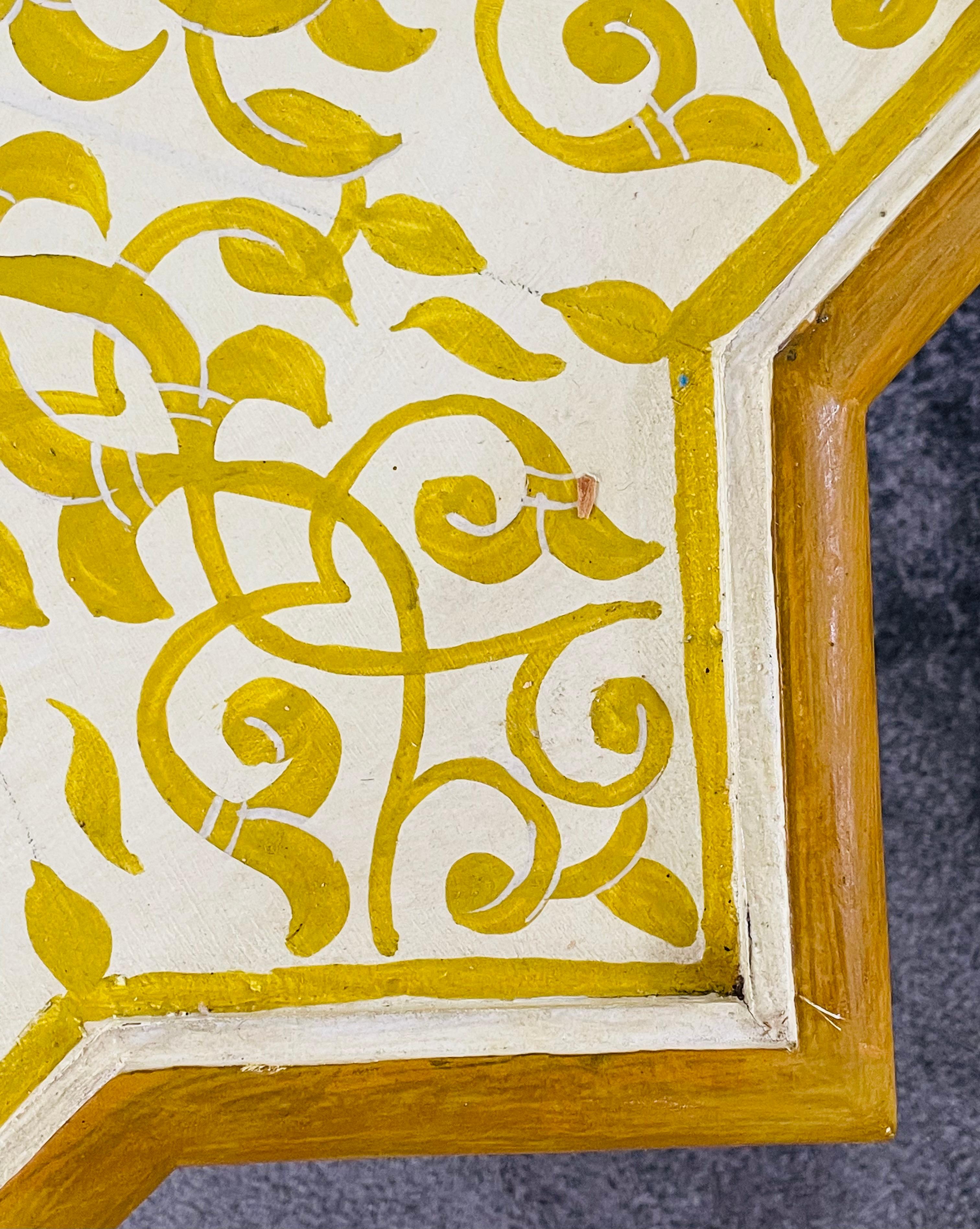 Paire de tables d'appoint ou d'extrémité marocaines vintage jaune et blanche en forme d'étoile, en forme d'étoile en vente 1