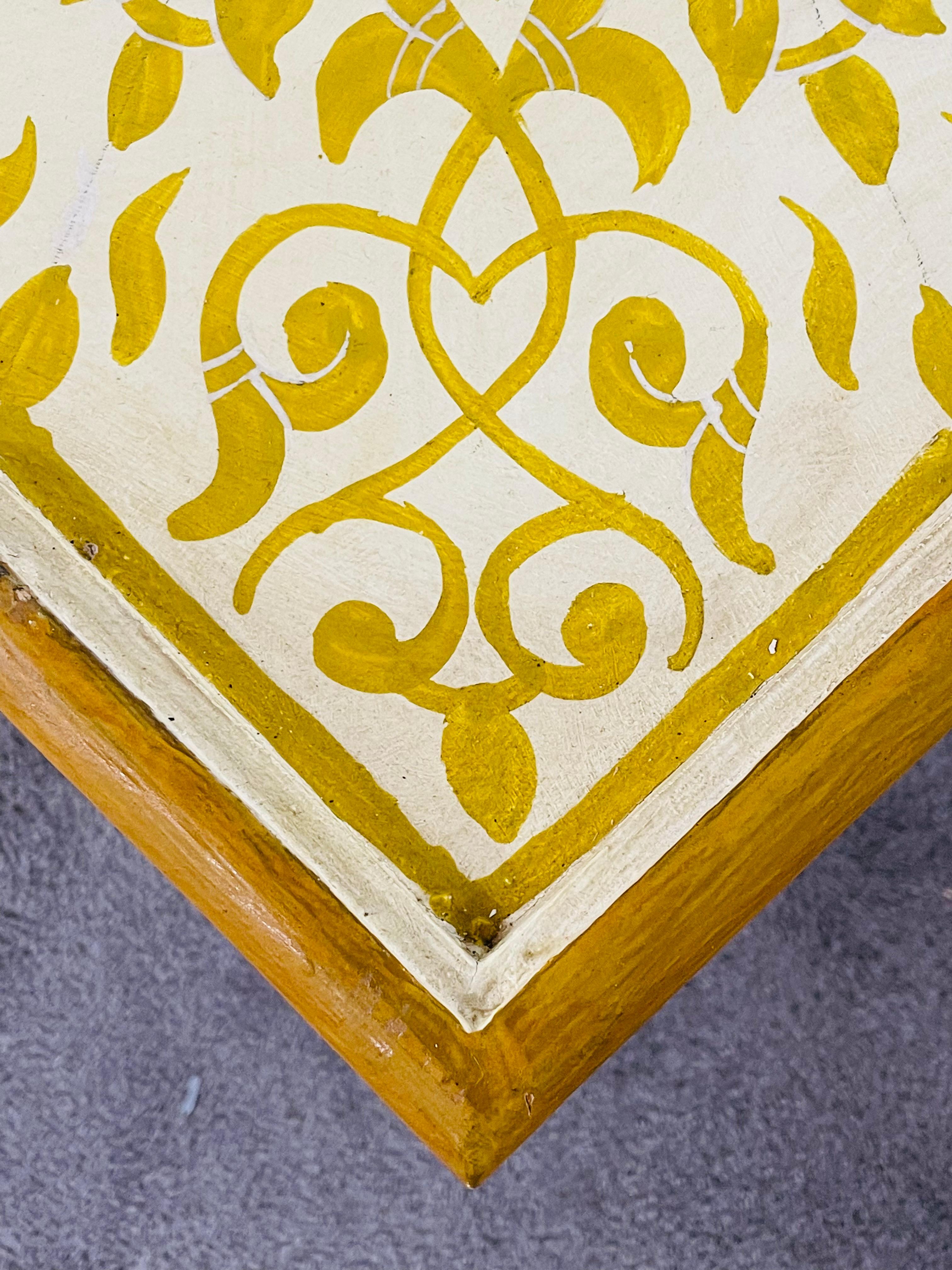 Paire de tables d'appoint ou d'extrémité marocaines vintage jaune et blanche en forme d'étoile, en forme d'étoile en vente 2