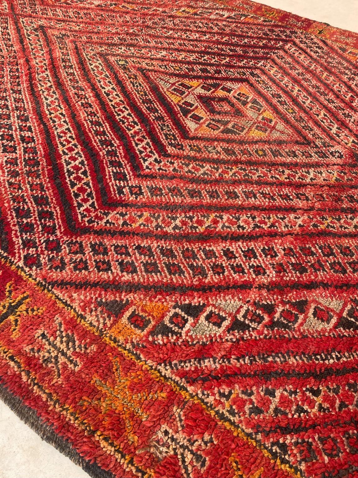Tapis marocain vintage Zayane - Rouge - 6.7x11.3feet / 205x344cm Bon état - En vente à Marrakech, MA