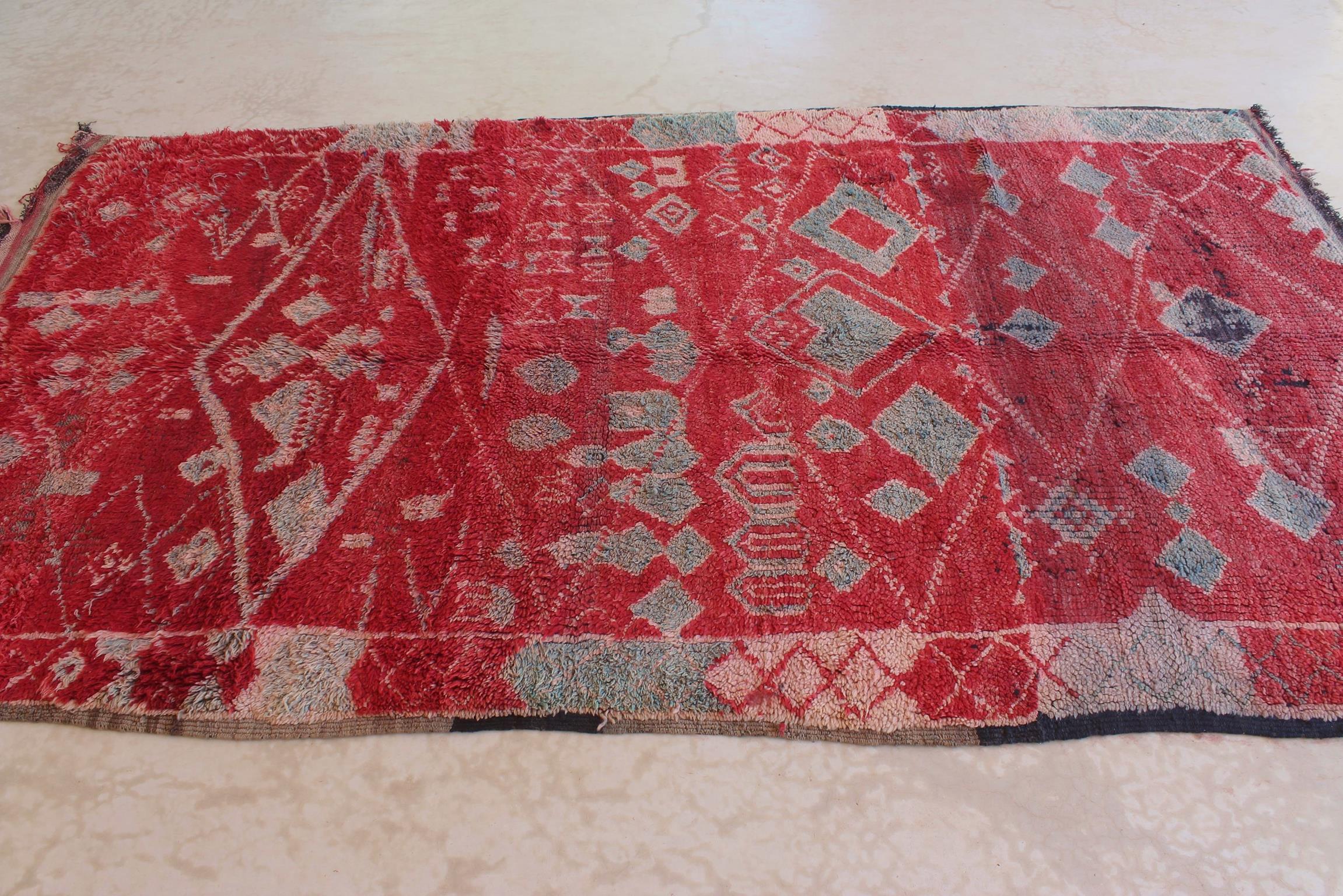 Marokkanischer Zayane-Teppich im Vintage-Stil - Rot/Grün - 7x12feet / 213x365cm (Stammeskunst) im Angebot