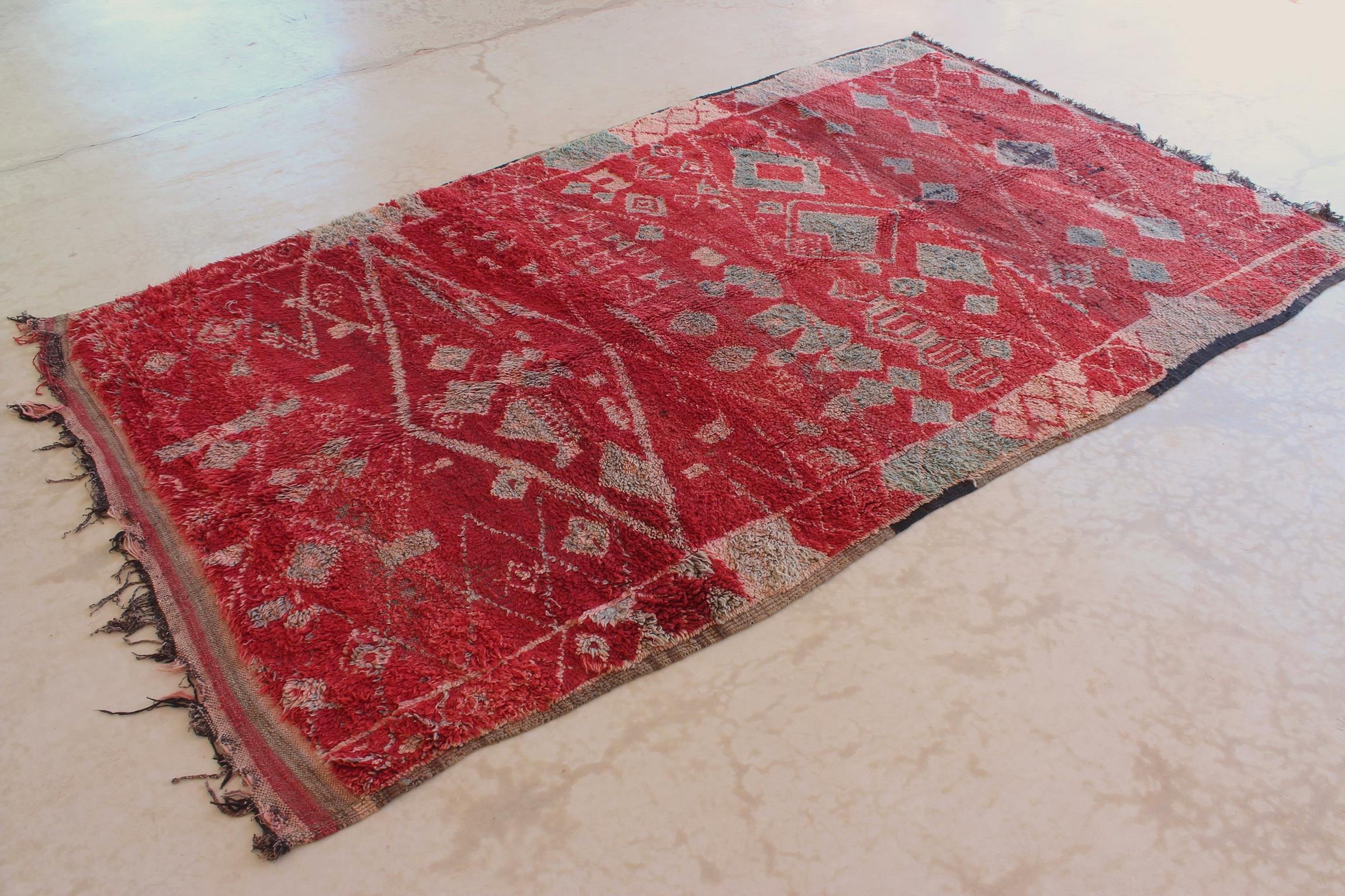 Marokkanischer Zayane-Teppich im Vintage-Stil - Rot/Grün - 7x12feet / 213x365cm (Handgeknüpft) im Angebot