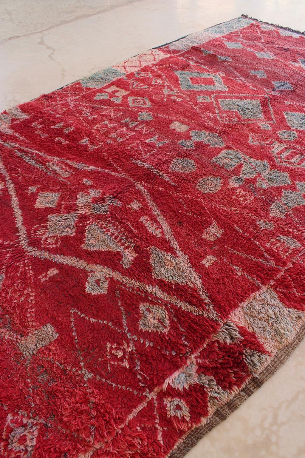 Marokkanischer Zayane-Teppich im Vintage-Stil - Rot/Grün - 7x12feet / 213x365cm im Zustand „Relativ gut“ im Angebot in Marrakech, MA