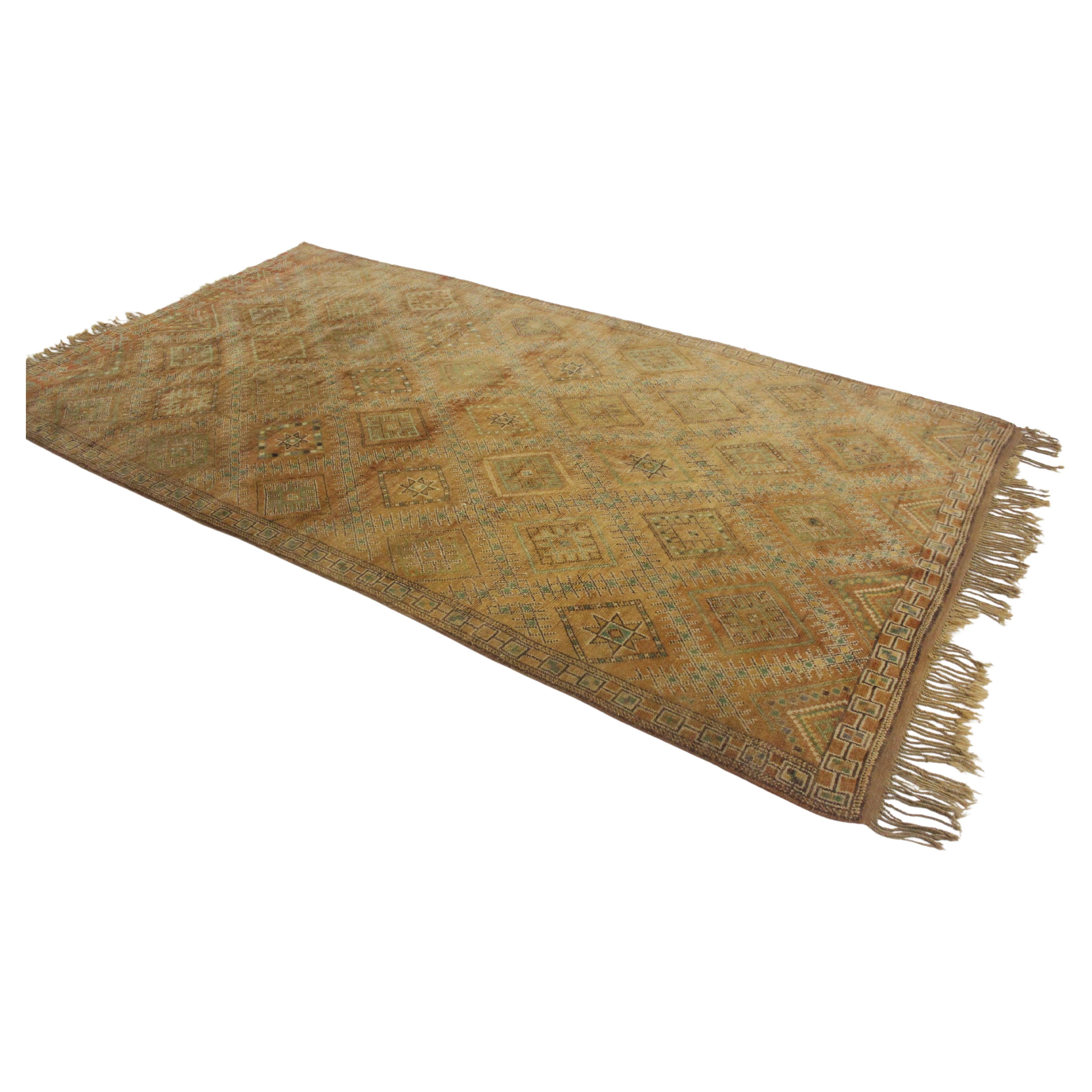 Ich habe diesen schönen Zemmour-Teppich aus einem Stapel von Teppichen ausgewählt, weil er eine Mischung aus Ockertönen und Smaragdgrün ist. Mit einem Hauch von Sahnehäubchen. Dieser traditionelle Teppich zeigt ein klassisches Rautenmuster mit