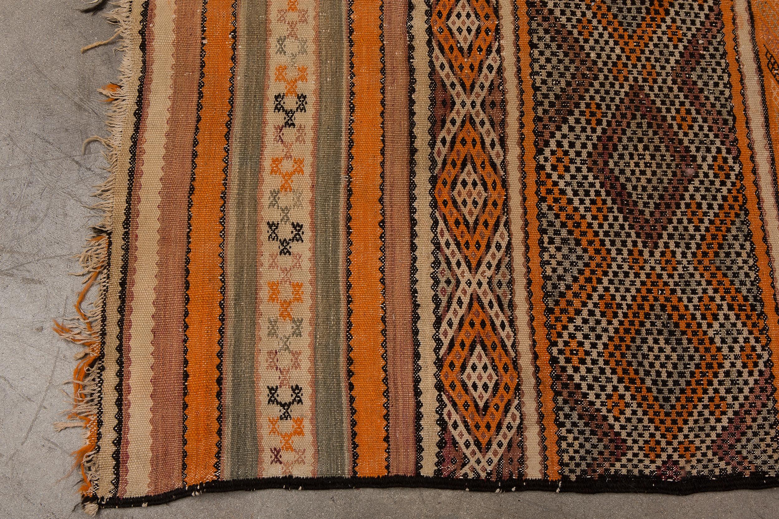 Vintage Moroccan Zemour Flatweave Rug - Earth Tones, Brown, Orange In Good Condition For Sale In Palm Springs, CA