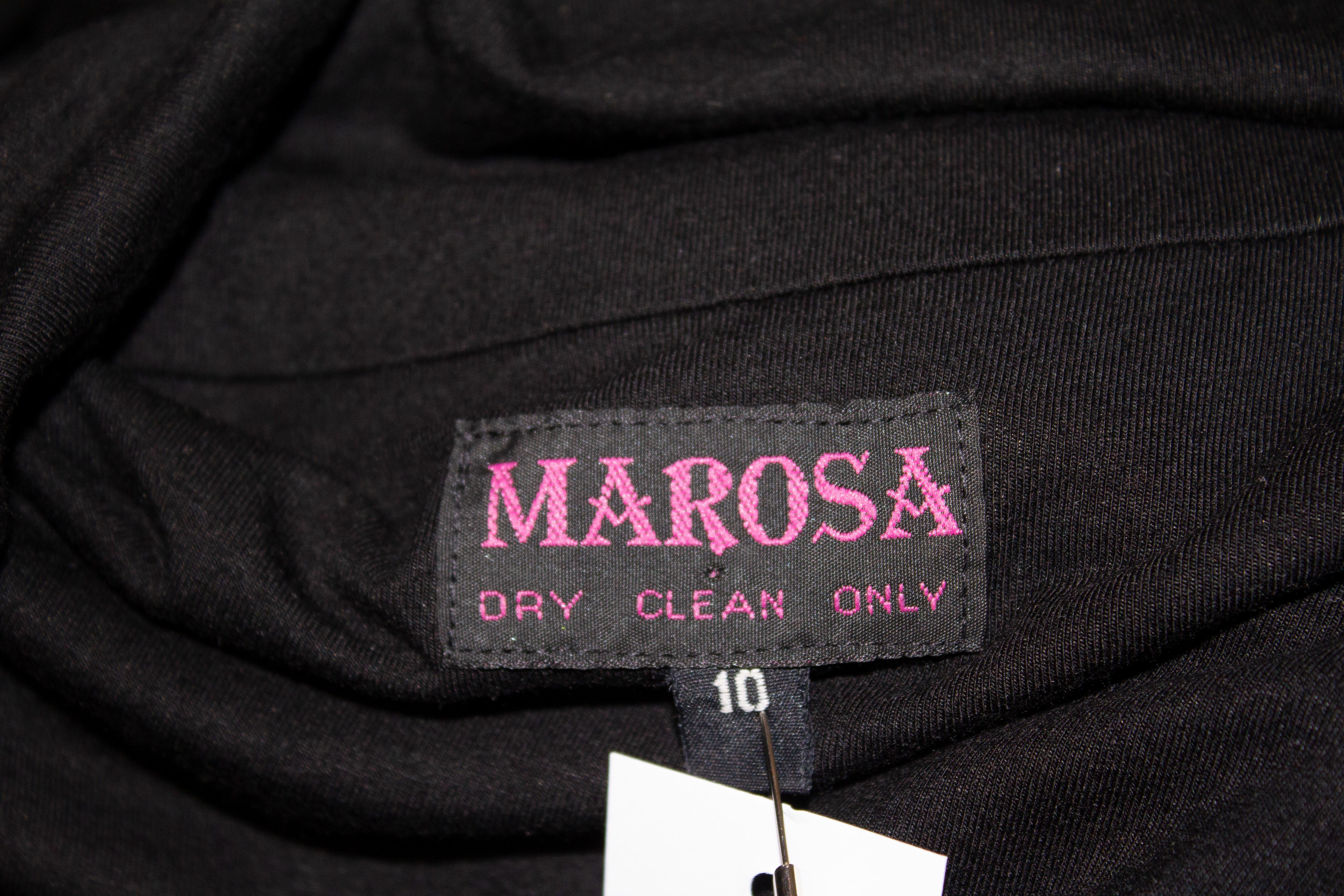 Une robe vintage amusante et facile à porter, signée Morosa. Dans un tissu jersey noir avec des embellissements sur les poignets et l'ourlet. Mesure Poitrine 37'' ,longueur 47''