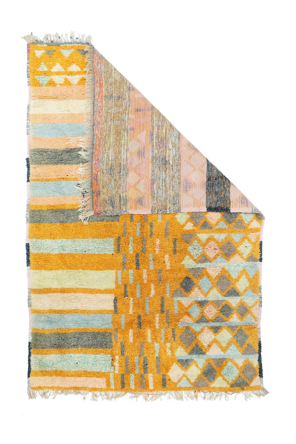 Vintage Morrocan Rug 4'10'' x 7'5''. Drei Teppiche in einem. Horizontale Bänder, ein zentraler goldener Fluss aus Strichen und eine Seitenwand mit Rautenreihen. An jeder Webkante befinden sich schwarze Streifen. Grobe Webart auf Wolle mit hohem